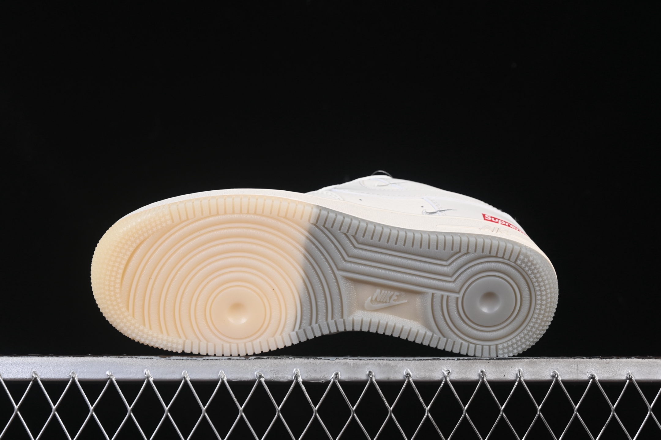 💰280纯原
Nike Air Force 1'07 Low Supreme联名 米灰水晶底 空军一号低帮休闲板鞋 XX3168-178
#原楦头原纸板 原装鞋盒 定制五金配件 内置全掌气垫 原厂鞋底
尺码：36 36.5 37.5 38 38.5 39 40 40.5 41 42 42.5 43 44 44.5 45 9.D4