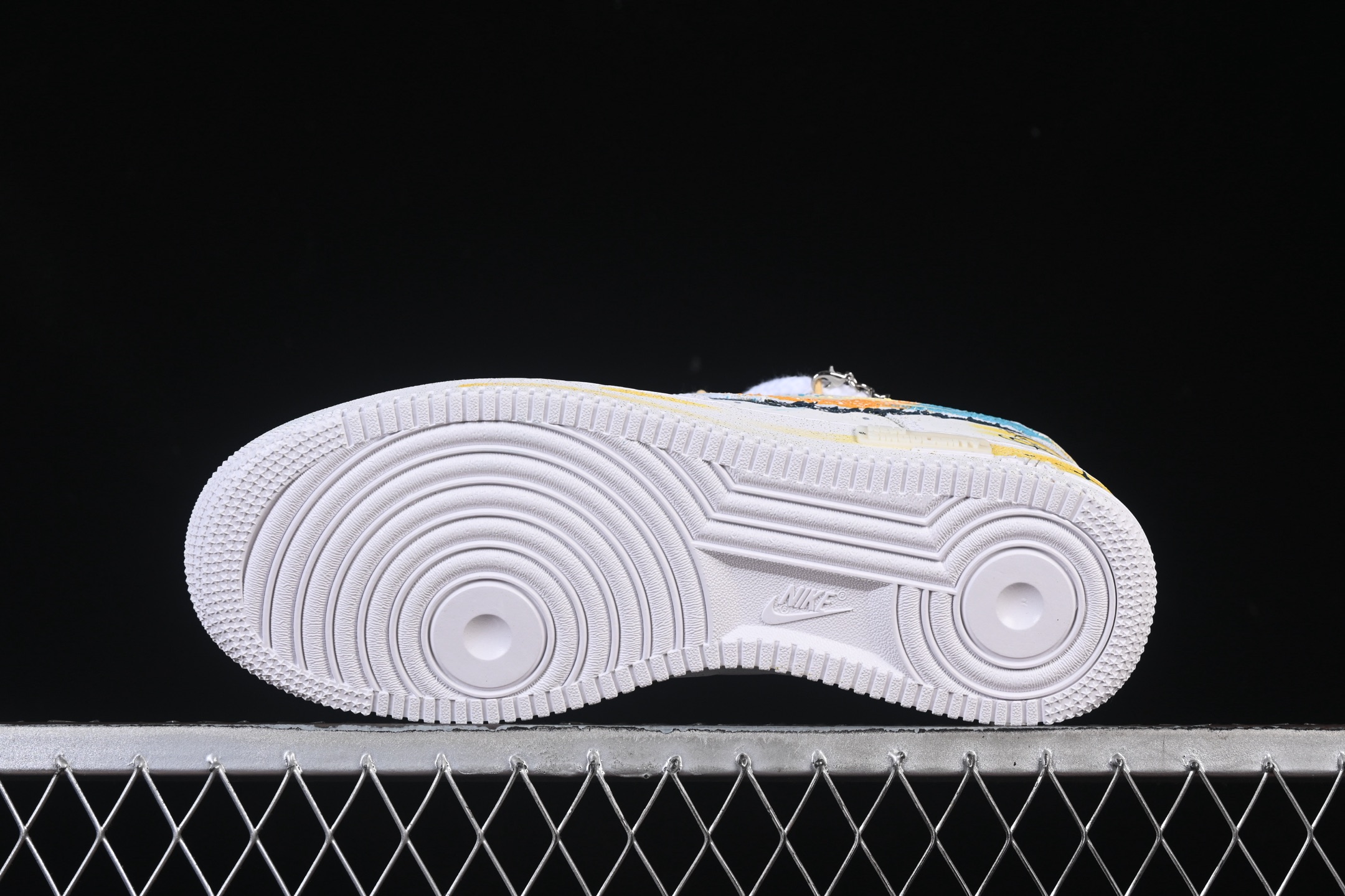 💰300纯原
Nike Air Force 1'07 Low "Leo" 手绘涂鸦十二星座系列 狮子座 空军一号低帮休闲板鞋 星座723-822
#以狮子座为灵感核心。鞋身通过创意手绘，以牛皮革为载体，手绘涂鸦尽显个性，将狮子座元素巧妙融入，黄蓝等色彩交织如星芒闪耀。它不仅延续了 Air Force 1 舒适百搭的特质，更借由星座创意，为休闲穿搭注入独特的“狮子座”能量，成为彰显自我、兼具潮流与个性的吸睛单品
尺码：36 36.5 37.5 38 38.5 39 40 40.5 41 42 42.5 43 44 44.5 45 9.D4