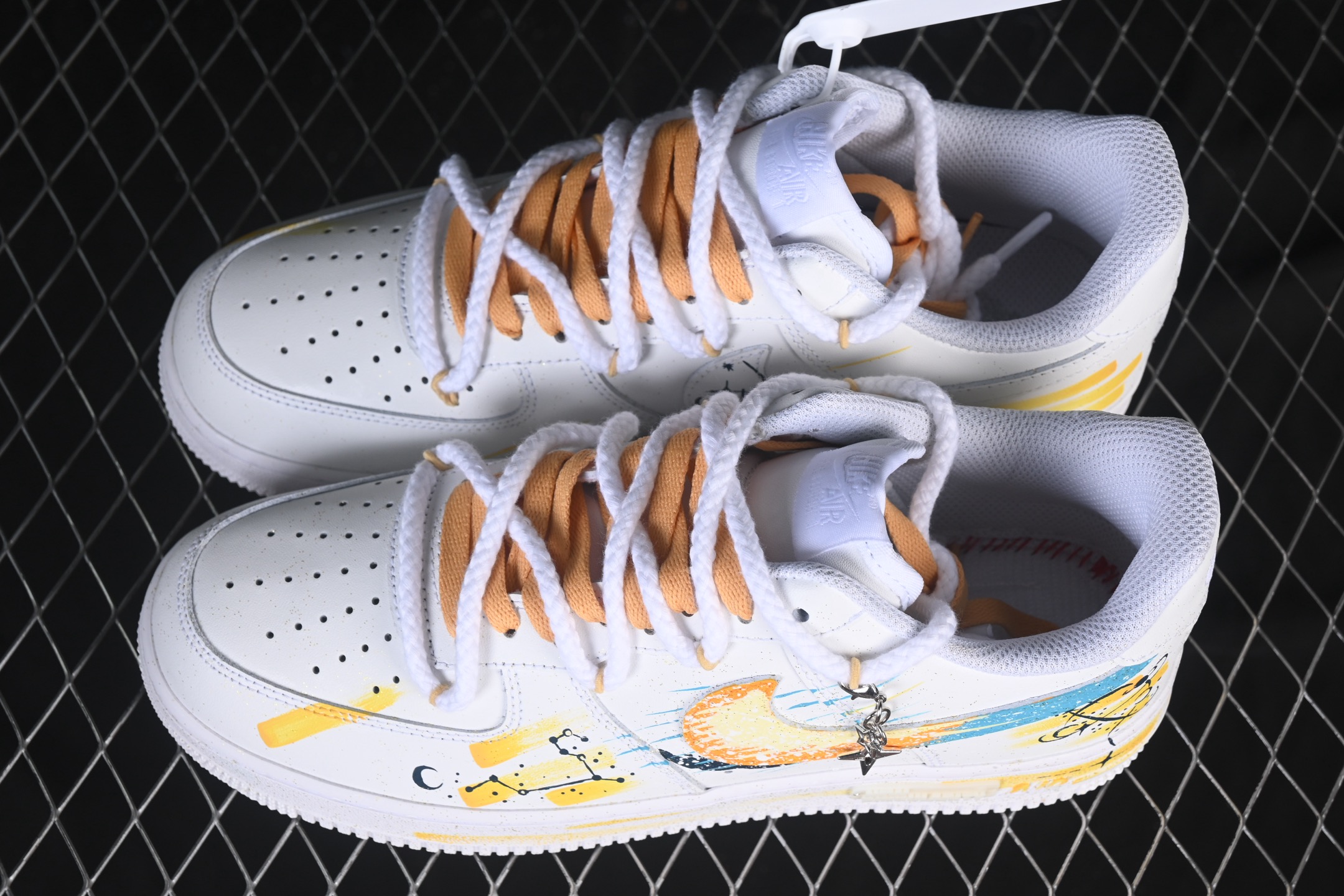 💰300纯原
Nike Air Force 1'07 Low "Leo" 手绘涂鸦十二星座系列 狮子座 空军一号低帮休闲板鞋 星座723-822
#以狮子座为灵感核心。鞋身通过创意手绘，以牛皮革为载体，手绘涂鸦尽显个性，将狮子座元素巧妙融入，黄蓝等色彩交织如星芒闪耀。它不仅延续了 Air Force 1 舒适百搭的特质，更借由星座创意，为休闲穿搭注入独特的“狮子座”能量，成为彰显自我、兼具潮流与个性的吸睛单品
尺码：36 36.5 37.5 38 38.5 39 40 40.5 41 42 42.5 43 44 44.5 45 9.D4
