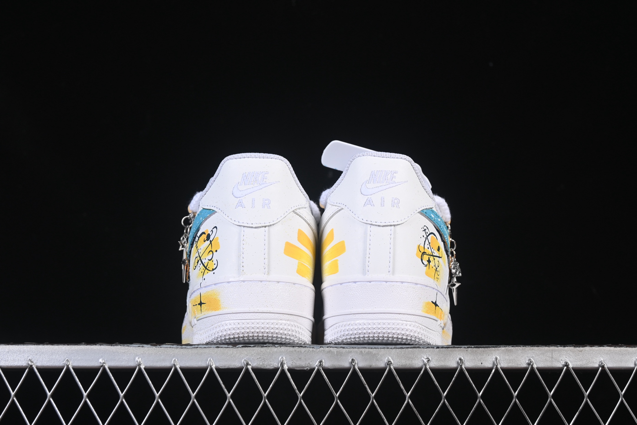 💰300纯原
Nike Air Force 1'07 Low "Leo" 手绘涂鸦十二星座系列 狮子座 空军一号低帮休闲板鞋 星座723-822
#以狮子座为灵感核心。鞋身通过创意手绘，以牛皮革为载体，手绘涂鸦尽显个性，将狮子座元素巧妙融入，黄蓝等色彩交织如星芒闪耀。它不仅延续了 Air Force 1 舒适百搭的特质，更借由星座创意，为休闲穿搭注入独特的“狮子座”能量，成为彰显自我、兼具潮流与个性的吸睛单品
尺码：36 36.5 37.5 38 38.5 39 40 40.5 41 42 42.5 43 44 44.5 45 9.D4