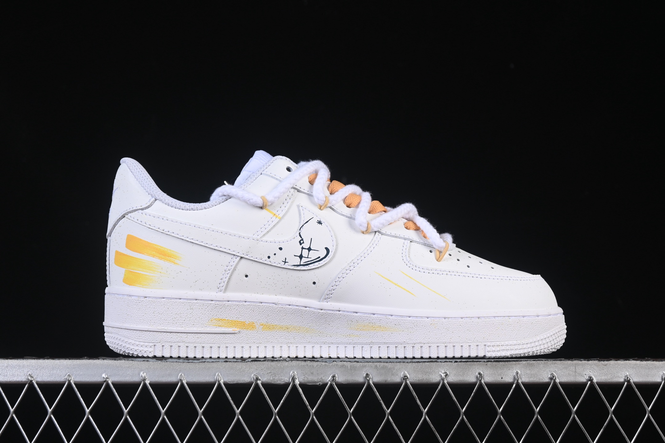 💰300纯原
Nike Air Force 1'07 Low "Leo" 手绘涂鸦十二星座系列 狮子座 空军一号低帮休闲板鞋 星座723-822
#以狮子座为灵感核心。鞋身通过创意手绘，以牛皮革为载体，手绘涂鸦尽显个性，将狮子座元素巧妙融入，黄蓝等色彩交织如星芒闪耀。它不仅延续了 Air Force 1 舒适百搭的特质，更借由星座创意，为休闲穿搭注入独特的“狮子座”能量，成为彰显自我、兼具潮流与个性的吸睛单品
尺码：36 36.5 37.5 38 38.5 39 40 40.5 41 42 42.5 43 44 44.5 45 9.D4