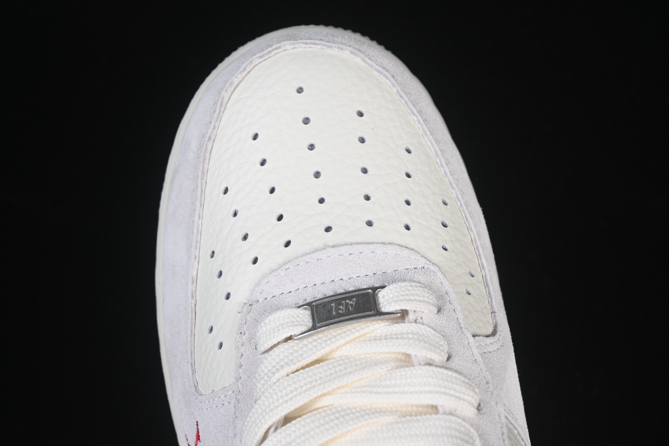 💰300纯原
 Nike Air Force 1'07 Low LV联名 白灰红 空军一号低帮休闲板鞋 YF9511-802
#原楦头原纸板  高端定制鞋盒 原厂鞋底 超高清洁度 细节完美
尺码：36 36.5 37.5 38 38.5 39 40 40.5 41 42 42.5 43 44 44.5 45 9.D4