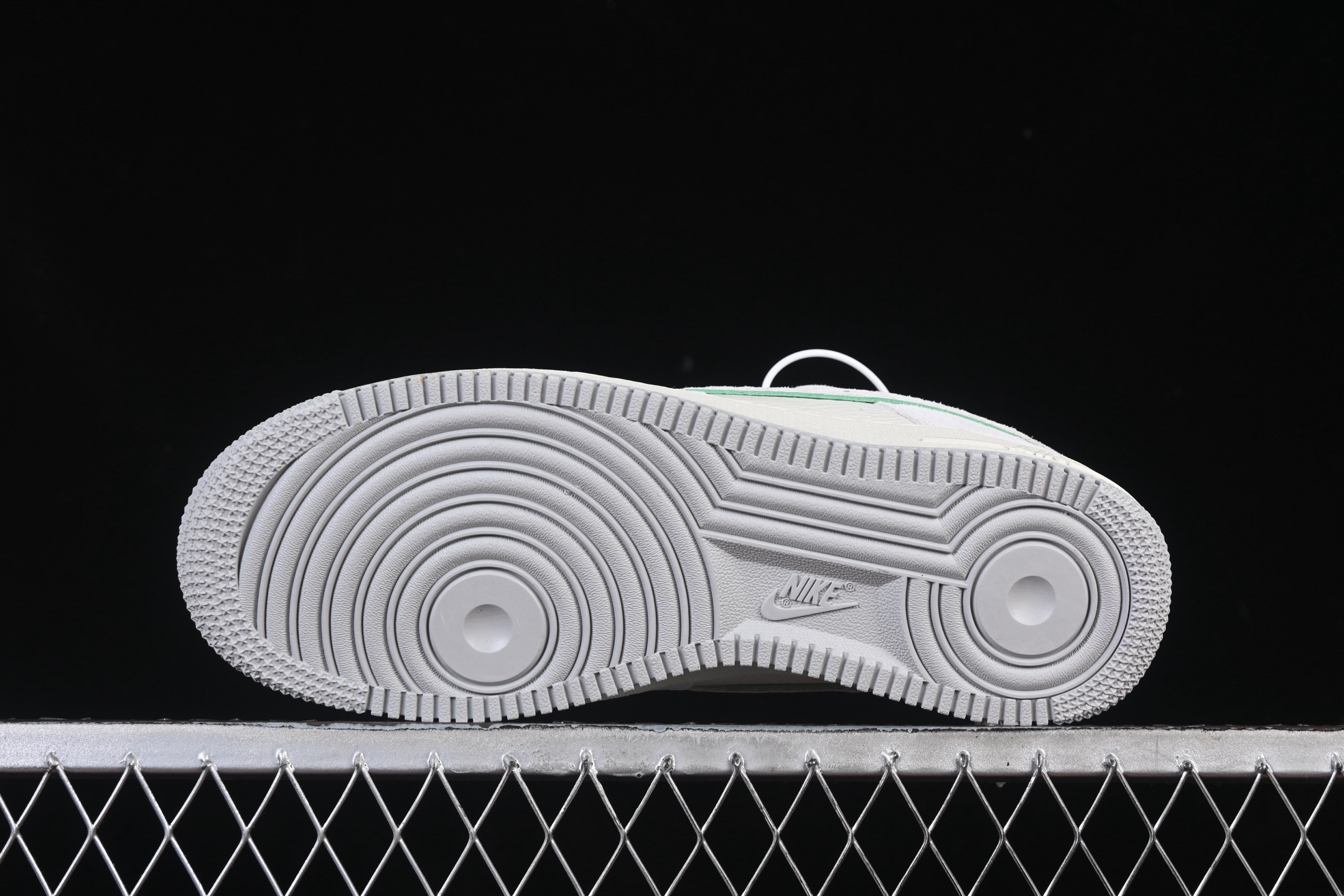 💰300纯原
 Nike Air Force 1'07 Low LV联名 白灰红 空军一号低帮休闲板鞋 YF9511-802
#原楦头原纸板  高端定制鞋盒 原厂鞋底 超高清洁度 细节完美
尺码：36 36.5 37.5 38 38.5 39 40 40.5 41 42 42.5 43 44 44.5 45 9.D4