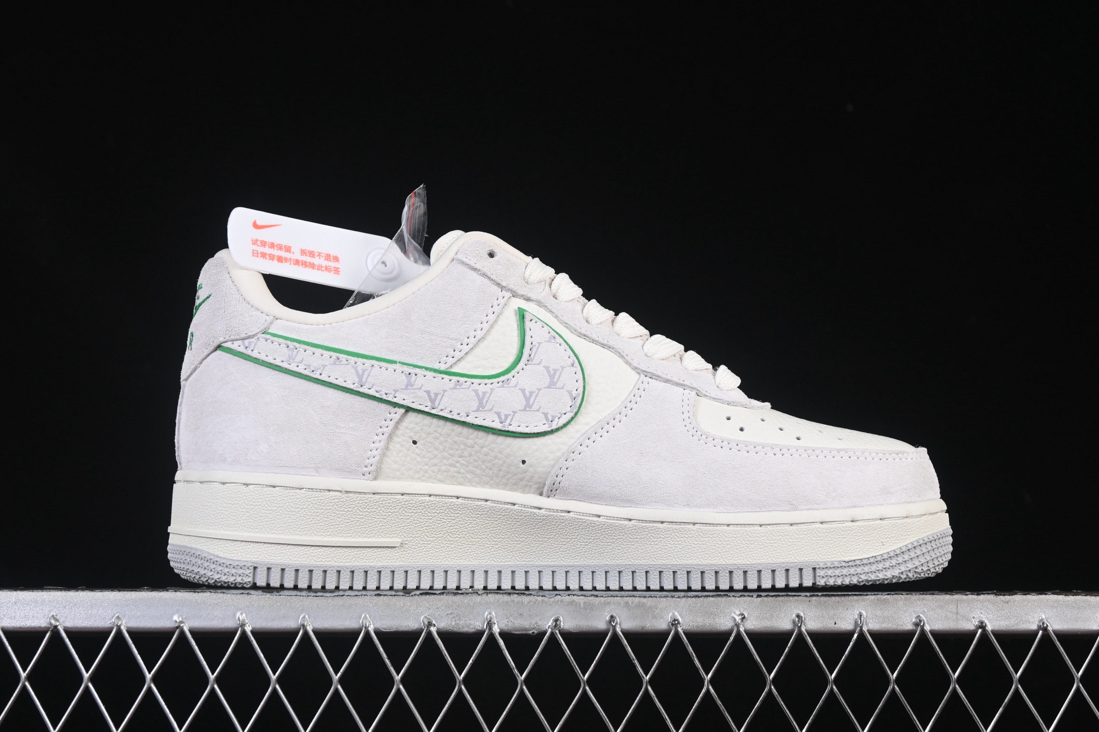 💰300纯原
 Nike Air Force 1'07 Low LV联名 白灰红 空军一号低帮休闲板鞋 YF9511-802
#原楦头原纸板  高端定制鞋盒 原厂鞋底 超高清洁度 细节完美
尺码：36 36.5 37.5 38 38.5 39 40 40.5 41 42 42.5 43 44 44.5 45 9.D4