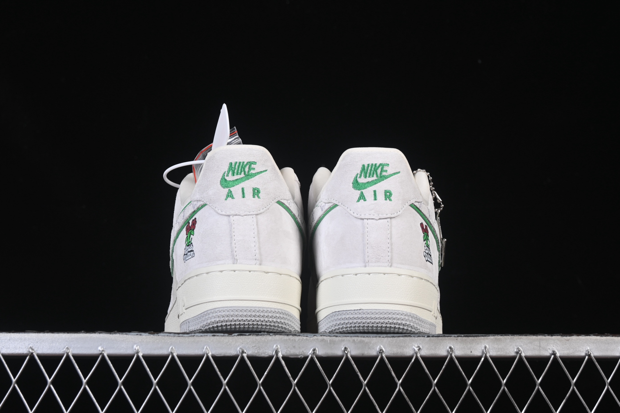 💰300纯原
 Nike Air Force 1'07 Low LV联名 白灰红 空军一号低帮休闲板鞋 YF9511-802
#原楦头原纸板  高端定制鞋盒 原厂鞋底 超高清洁度 细节完美
尺码：36 36.5 37.5 38 38.5 39 40 40.5 41 42 42.5 43 44 44.5 45 9.D4