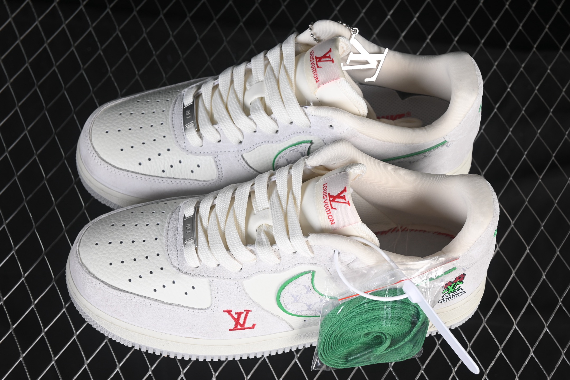 💰300纯原
 Nike Air Force 1'07 Low LV联名 白灰红 空军一号低帮休闲板鞋 YF9511-802
#原楦头原纸板  高端定制鞋盒 原厂鞋底 超高清洁度 细节完美
尺码：36 36.5 37.5 38 38.5 39 40 40.5 41 42 42.5 43 44 44.5 45 9.D4