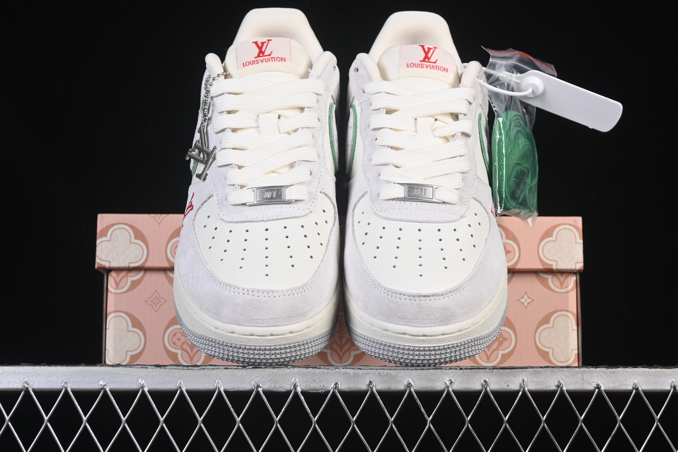 💰300纯原
 Nike Air Force 1'07 Low LV联名 白灰红 空军一号低帮休闲板鞋 YF9511-802
#原楦头原纸板  高端定制鞋盒 原厂鞋底 超高清洁度 细节完美
尺码：36 36.5 37.5 38 38.5 39 40 40.5 41 42 42.5 43 44 44.5 45 9.D4