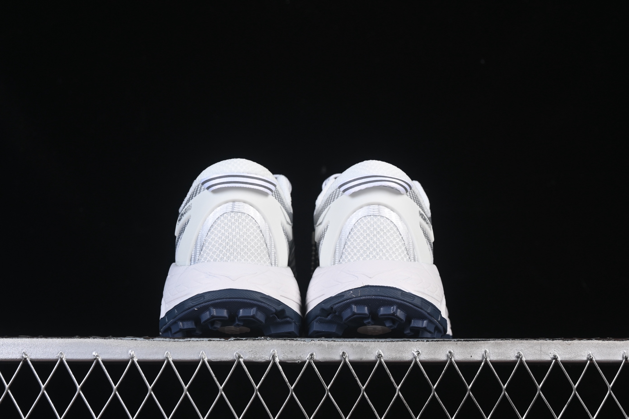 💰240纯原
Hoka Mafate Speed 2 马法特二代超轻厚底轻量山地跑步鞋 1126851 WSLV
#轻量化材料Fresh Foam。超轻量中底全部用料过3C认证！ 滚动平衡科技减少33%能量消耗 ！第二代Mafate更是延续精髓设计，并调整了整体的鞋型，修身的鞋型，更加灵巧的感觉一下子来了。外底韧弹感十足的EVA泡绵，结合Vibram橡胶大底，性能稳定输出，无论是平时穿着还是在潮湿的梅雨季节跑步，都是非常优秀的搭配。
尺码：36 36.5 37 38 38.5 39 40 40.5 41 42 42.5 43 44 45 X.D4