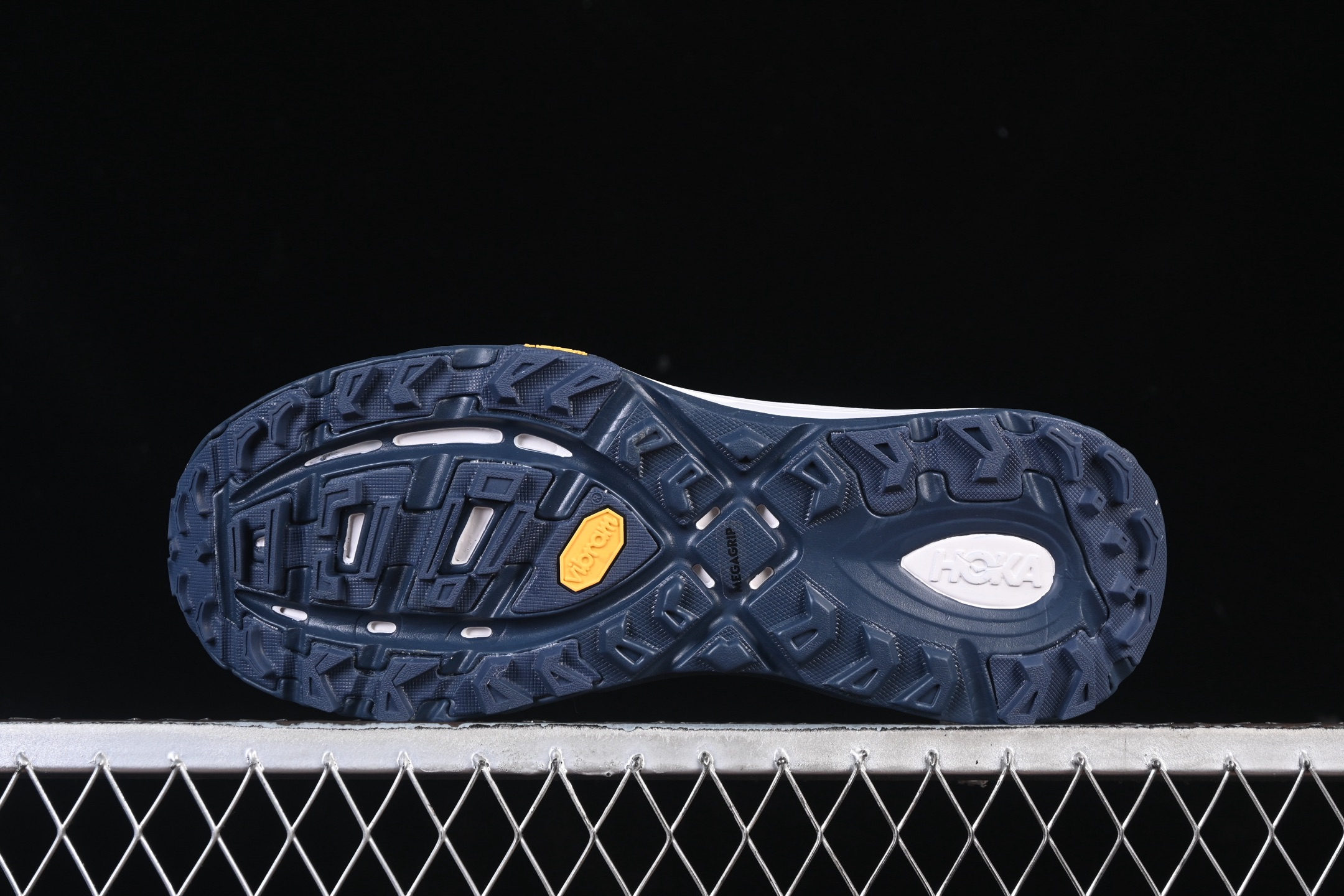 💰240纯原
Hoka Mafate Speed 2 马法特二代超轻厚底轻量山地跑步鞋 1126851 WSLV
#轻量化材料Fresh Foam。超轻量中底全部用料过3C认证！ 滚动平衡科技减少33%能量消耗 ！第二代Mafate更是延续精髓设计，并调整了整体的鞋型，修身的鞋型，更加灵巧的感觉一下子来了。外底韧弹感十足的EVA泡绵，结合Vibram橡胶大底，性能稳定输出，无论是平时穿着还是在潮湿的梅雨季节跑步，都是非常优秀的搭配。
尺码：36 36.5 37 38 38.5 39 40 40.5 41 42 42.5 43 44 45 X.D4