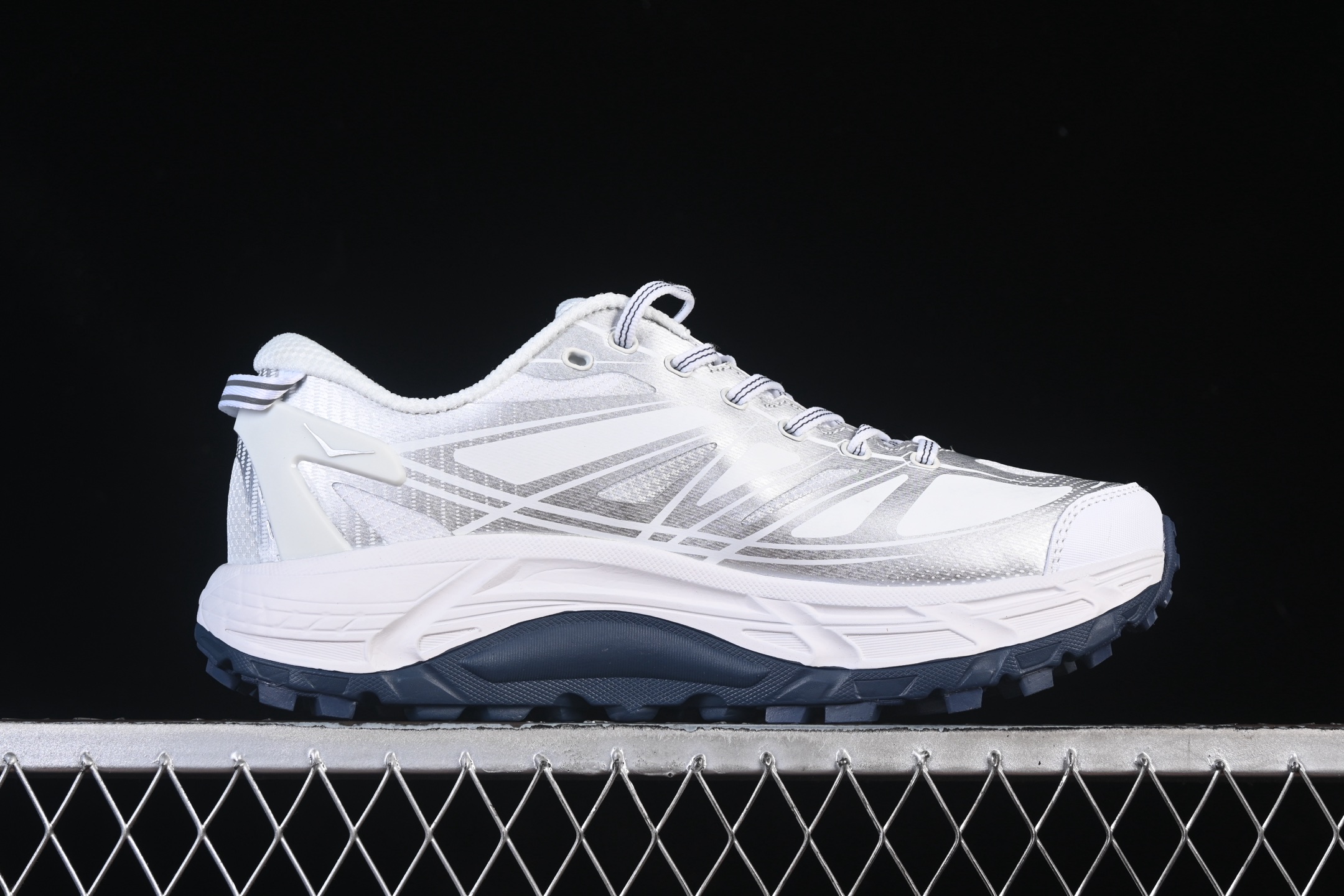 💰240纯原
Hoka Mafate Speed 2 马法特二代超轻厚底轻量山地跑步鞋 1126851 WSLV
#轻量化材料Fresh Foam。超轻量中底全部用料过3C认证！ 滚动平衡科技减少33%能量消耗 ！第二代Mafate更是延续精髓设计，并调整了整体的鞋型，修身的鞋型，更加灵巧的感觉一下子来了。外底韧弹感十足的EVA泡绵，结合Vibram橡胶大底，性能稳定输出，无论是平时穿着还是在潮湿的梅雨季节跑步，都是非常优秀的搭配。
尺码：36 36.5 37 38 38.5 39 40 40.5 41 42 42.5 43 44 45 X.D4