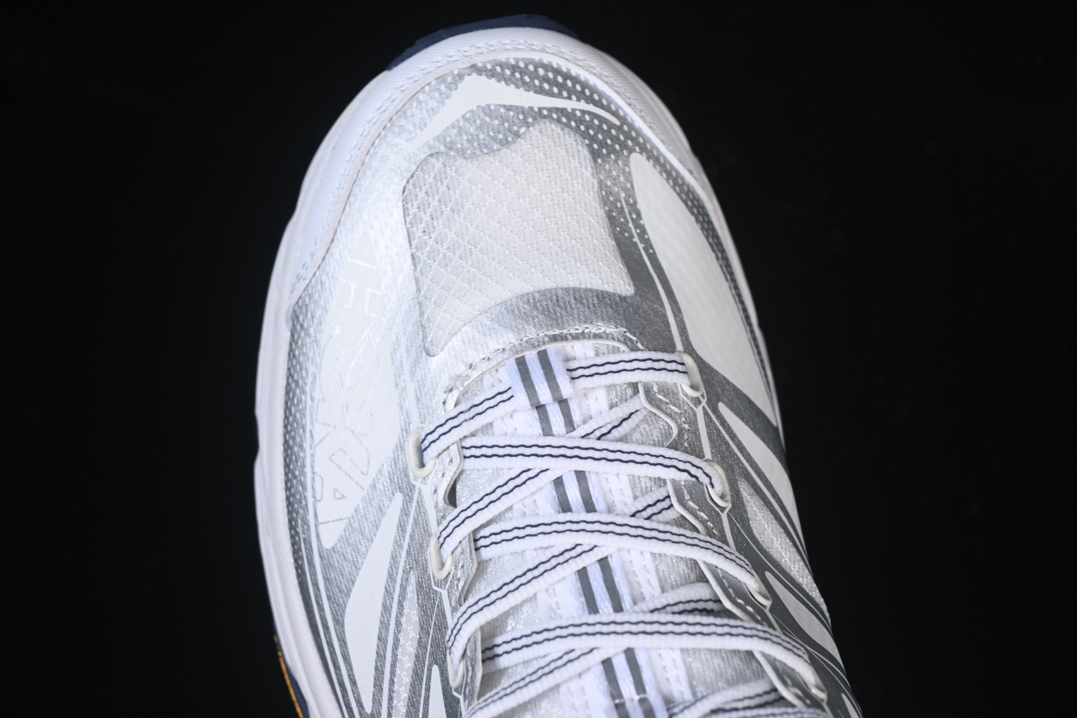 💰240纯原
Hoka Mafate Speed 2 马法特二代超轻厚底轻量山地跑步鞋 1126851 WSLV
#轻量化材料Fresh Foam。超轻量中底全部用料过3C认证！ 滚动平衡科技减少33%能量消耗 ！第二代Mafate更是延续精髓设计，并调整了整体的鞋型，修身的鞋型，更加灵巧的感觉一下子来了。外底韧弹感十足的EVA泡绵，结合Vibram橡胶大底，性能稳定输出，无论是平时穿着还是在潮湿的梅雨季节跑步，都是非常优秀的搭配。
尺码：36 36.5 37 38 38.5 39 40 40.5 41 42 42.5 43 44 45 X.D4
