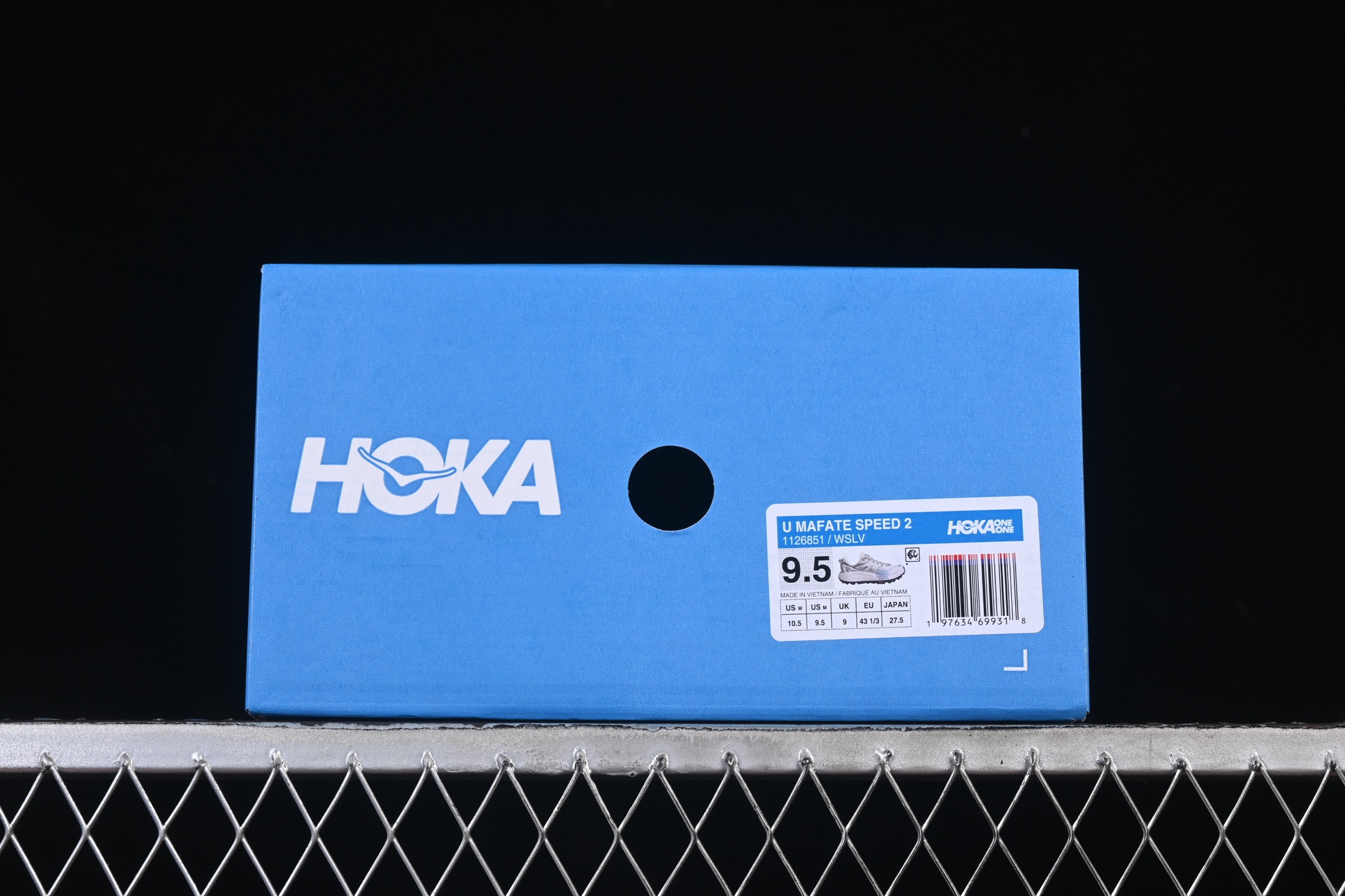 💰240纯原
Hoka Mafate Speed 2 马法特二代超轻厚底轻量山地跑步鞋 1126851 WSLV
#轻量化材料Fresh Foam。超轻量中底全部用料过3C认证！ 滚动平衡科技减少33%能量消耗 ！第二代Mafate更是延续精髓设计，并调整了整体的鞋型，修身的鞋型，更加灵巧的感觉一下子来了。外底韧弹感十足的EVA泡绵，结合Vibram橡胶大底，性能稳定输出，无论是平时穿着还是在潮湿的梅雨季节跑步，都是非常优秀的搭配。
尺码：36 36.5 37 38 38.5 39 40 40.5 41 42 42.5 43 44 45 X.D4
