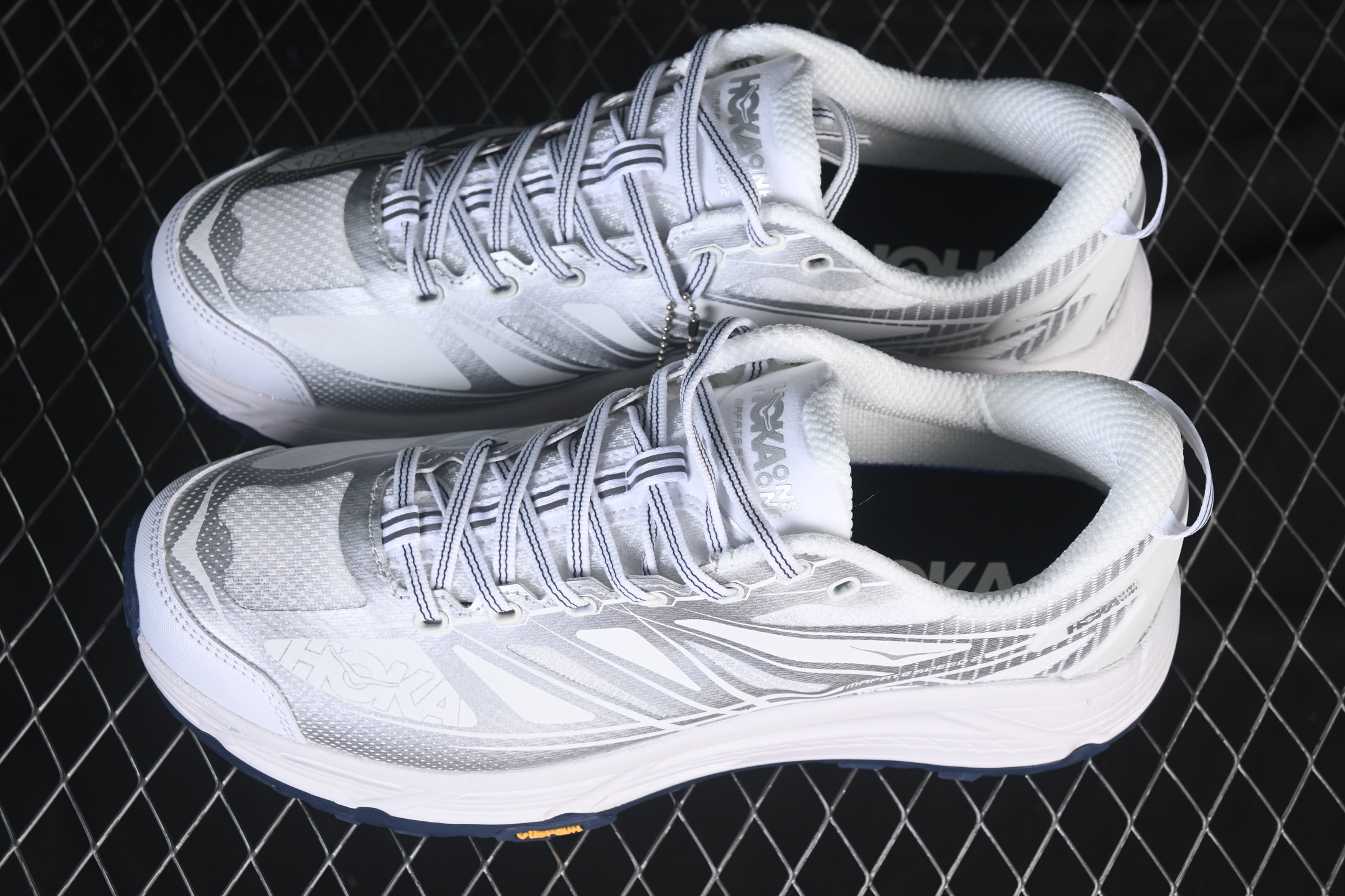 💰240纯原
Hoka Mafate Speed 2 马法特二代超轻厚底轻量山地跑步鞋 1126851 WSLV
#轻量化材料Fresh Foam。超轻量中底全部用料过3C认证！ 滚动平衡科技减少33%能量消耗 ！第二代Mafate更是延续精髓设计，并调整了整体的鞋型，修身的鞋型，更加灵巧的感觉一下子来了。外底韧弹感十足的EVA泡绵，结合Vibram橡胶大底，性能稳定输出，无论是平时穿着还是在潮湿的梅雨季节跑步，都是非常优秀的搭配。
尺码：36 36.5 37 38 38.5 39 40 40.5 41 42 42.5 43 44 45 X.D4