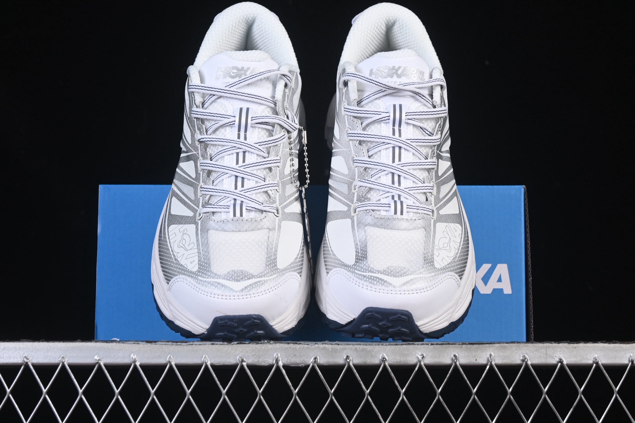 💰240纯原
Hoka Mafate Speed 2 马法特二代超轻厚底轻量山地跑步鞋 1126851 WSLV
#轻量化材料Fresh Foam。超轻量中底全部用料过3C认证！ 滚动平衡科技减少33%能量消耗 ！第二代Mafate更是延续精髓设计，并调整了整体的鞋型，修身的鞋型，更加灵巧的感觉一下子来了。外底韧弹感十足的EVA泡绵，结合Vibram橡胶大底，性能稳定输出，无论是平时穿着还是在潮湿的梅雨季节跑步，都是非常优秀的搭配。
尺码：36 36.5 37 38 38.5 39 40 40.5 41 42 42.5 43 44 45 X.D4