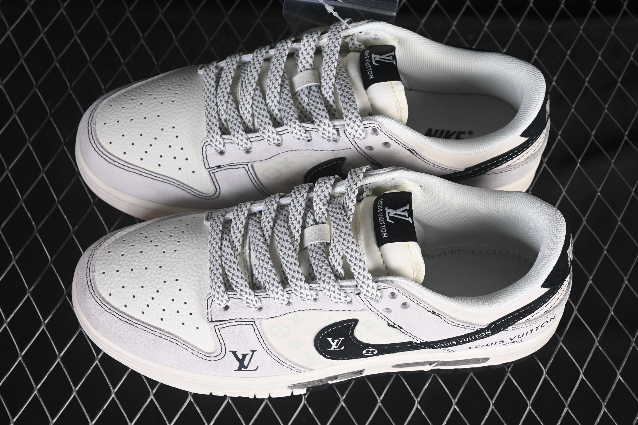 💰280公司级💰360纯原
Nike SB Dunk Low LV联名 涂鸦双拼 周年高端定制 低帮休闲板鞋 CX5050-Y01
#定制鞋盒 大厂纯原品质出货 超高清洁度 皮料切割干净无任何毛边 细节完美 
尺码：36 36.5 37.5 38 38.5 39 40 40.5 41 42 42.5 43 44 44.5 45 9.E5