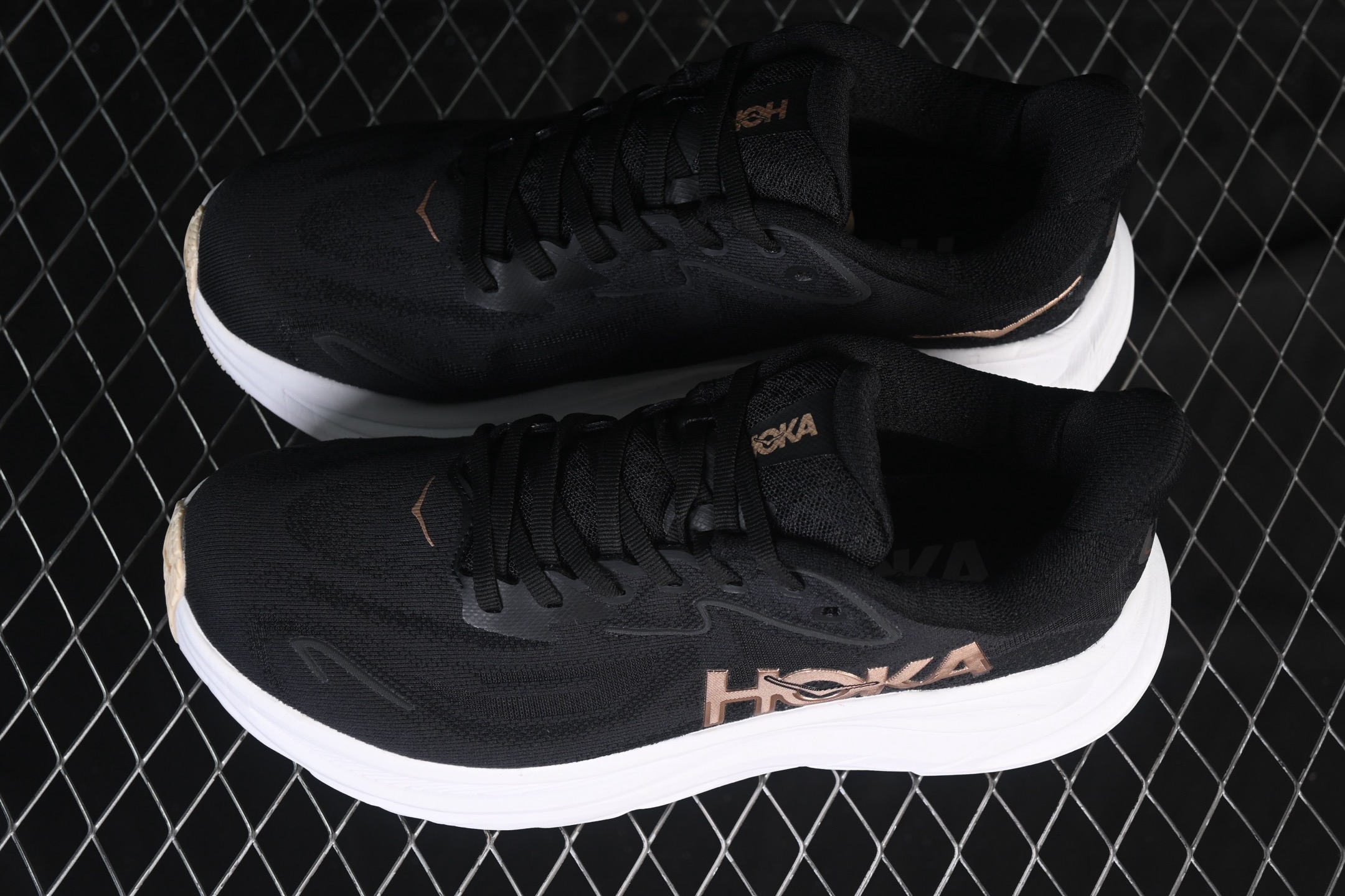 💰220纯原
 HOKA ONE ONE CLIFTON 10 克里夫顿系列 轻盈透气的针织网面跑鞋 1162031 BRGL
#增强鞋面的强度和支撑性能 搭配柔软的鞋舌 让双脚在舒适包裹中跑的更加畅快 全新泡棉中底 柔软的同时增强回弹性能 为不同跑者提供更平稳流畅的脚感 带来全面的缓冲保护 根据人体工程学设计的延长拉襟 后跟处弹软的海绵填充舒适固定 避免掉跟和摩擦
尺码：36 36.5 37 38 38.5 39 40 40.5 41 42 42.5 43 44 45 B.D4