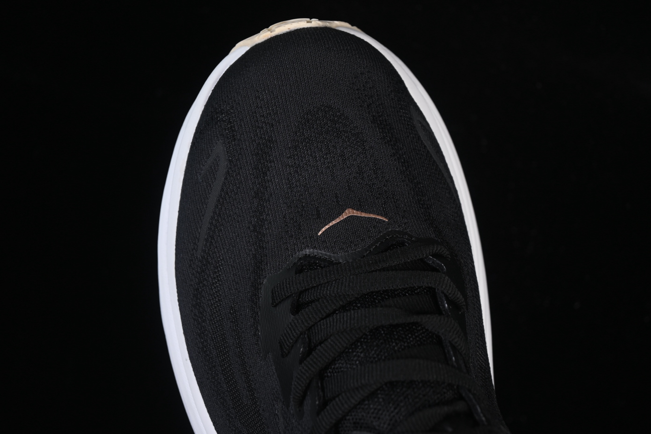 💰220纯原
 HOKA ONE ONE CLIFTON 10 克里夫顿系列 轻盈透气的针织网面跑鞋 1162031 BRGL
#增强鞋面的强度和支撑性能 搭配柔软的鞋舌 让双脚在舒适包裹中跑的更加畅快 全新泡棉中底 柔软的同时增强回弹性能 为不同跑者提供更平稳流畅的脚感 带来全面的缓冲保护 根据人体工程学设计的延长拉襟 后跟处弹软的海绵填充舒适固定 避免掉跟和摩擦
尺码：36 36.5 37 38 38.5 39 40 40.5 41 42 42.5 43 44 45 B.D4