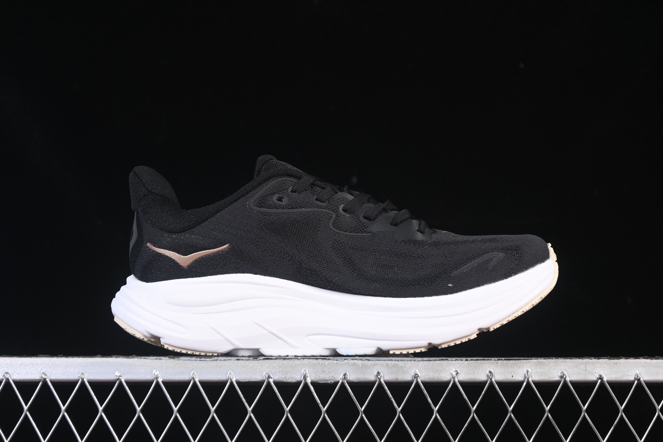 💰220纯原
 HOKA ONE ONE CLIFTON 10 克里夫顿系列 轻盈透气的针织网面跑鞋 1162031 BRGL
#增强鞋面的强度和支撑性能 搭配柔软的鞋舌 让双脚在舒适包裹中跑的更加畅快 全新泡棉中底 柔软的同时增强回弹性能 为不同跑者提供更平稳流畅的脚感 带来全面的缓冲保护 根据人体工程学设计的延长拉襟 后跟处弹软的海绵填充舒适固定 避免掉跟和摩擦
尺码：36 36.5 37 38 38.5 39 40 40.5 41 42 42.5 43 44 45 B.D4