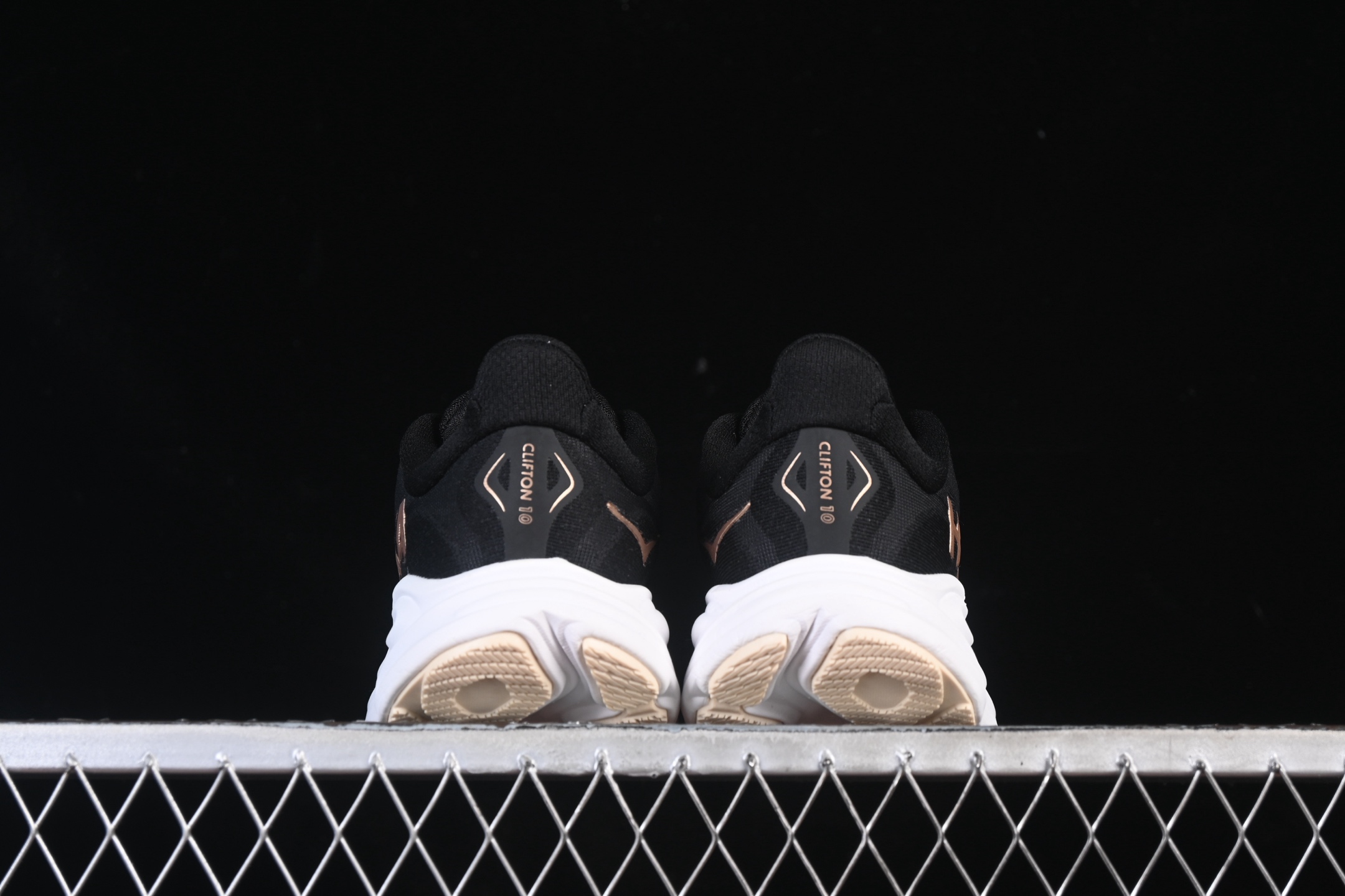 💰220纯原
 HOKA ONE ONE CLIFTON 10 克里夫顿系列 轻盈透气的针织网面跑鞋 1162031 BRGL
#增强鞋面的强度和支撑性能 搭配柔软的鞋舌 让双脚在舒适包裹中跑的更加畅快 全新泡棉中底 柔软的同时增强回弹性能 为不同跑者提供更平稳流畅的脚感 带来全面的缓冲保护 根据人体工程学设计的延长拉襟 后跟处弹软的海绵填充舒适固定 避免掉跟和摩擦
尺码：36 36.5 37 38 38.5 39 40 40.5 41 42 42.5 43 44 45 B.D4