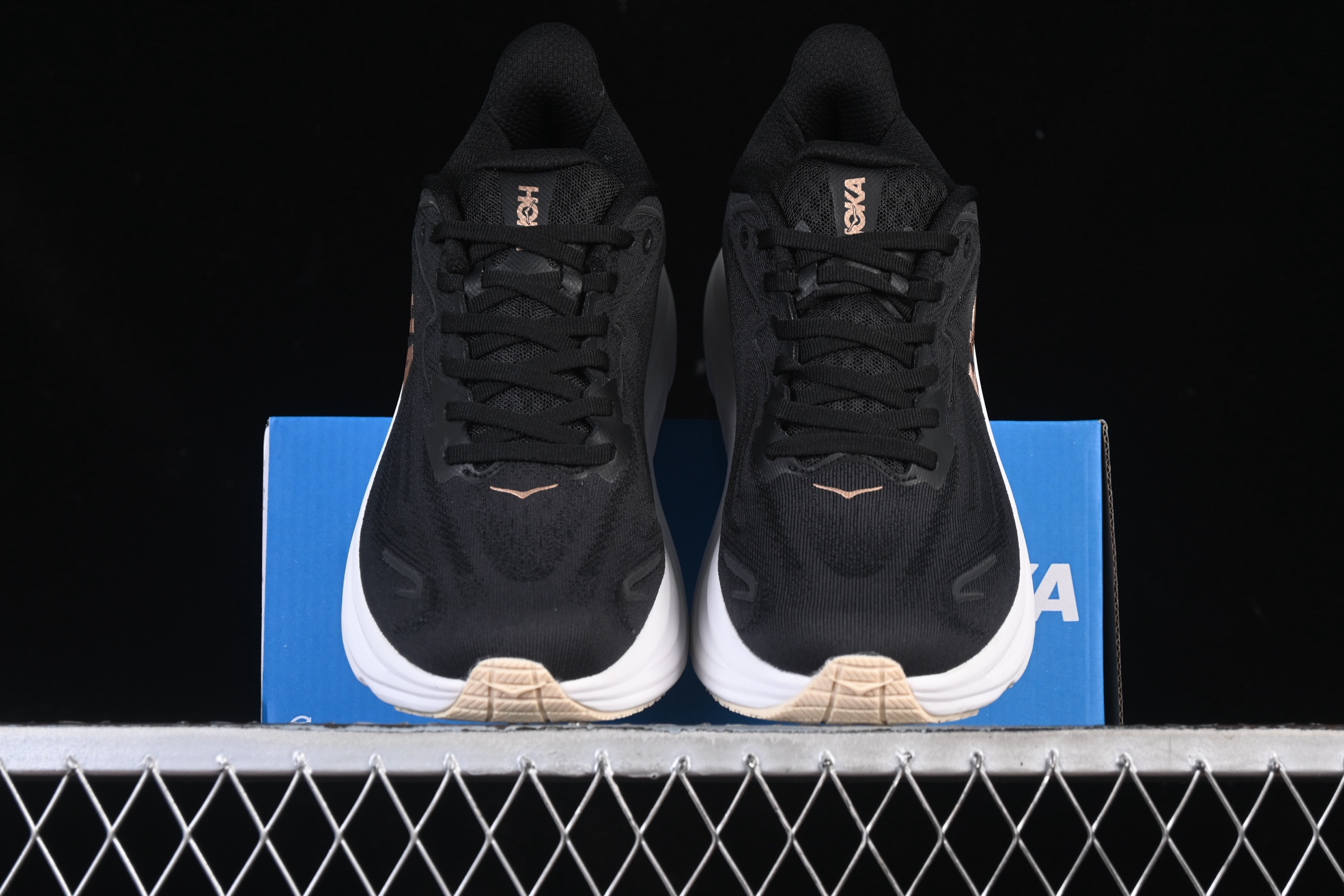 💰220纯原
 HOKA ONE ONE CLIFTON 10 克里夫顿系列 轻盈透气的针织网面跑鞋 1162031 BRGL
#增强鞋面的强度和支撑性能 搭配柔软的鞋舌 让双脚在舒适包裹中跑的更加畅快 全新泡棉中底 柔软的同时增强回弹性能 为不同跑者提供更平稳流畅的脚感 带来全面的缓冲保护 根据人体工程学设计的延长拉襟 后跟处弹软的海绵填充舒适固定 避免掉跟和摩擦
尺码：36 36.5 37 38 38.5 39 40 40.5 41 42 42.5 43 44 45 B.D4