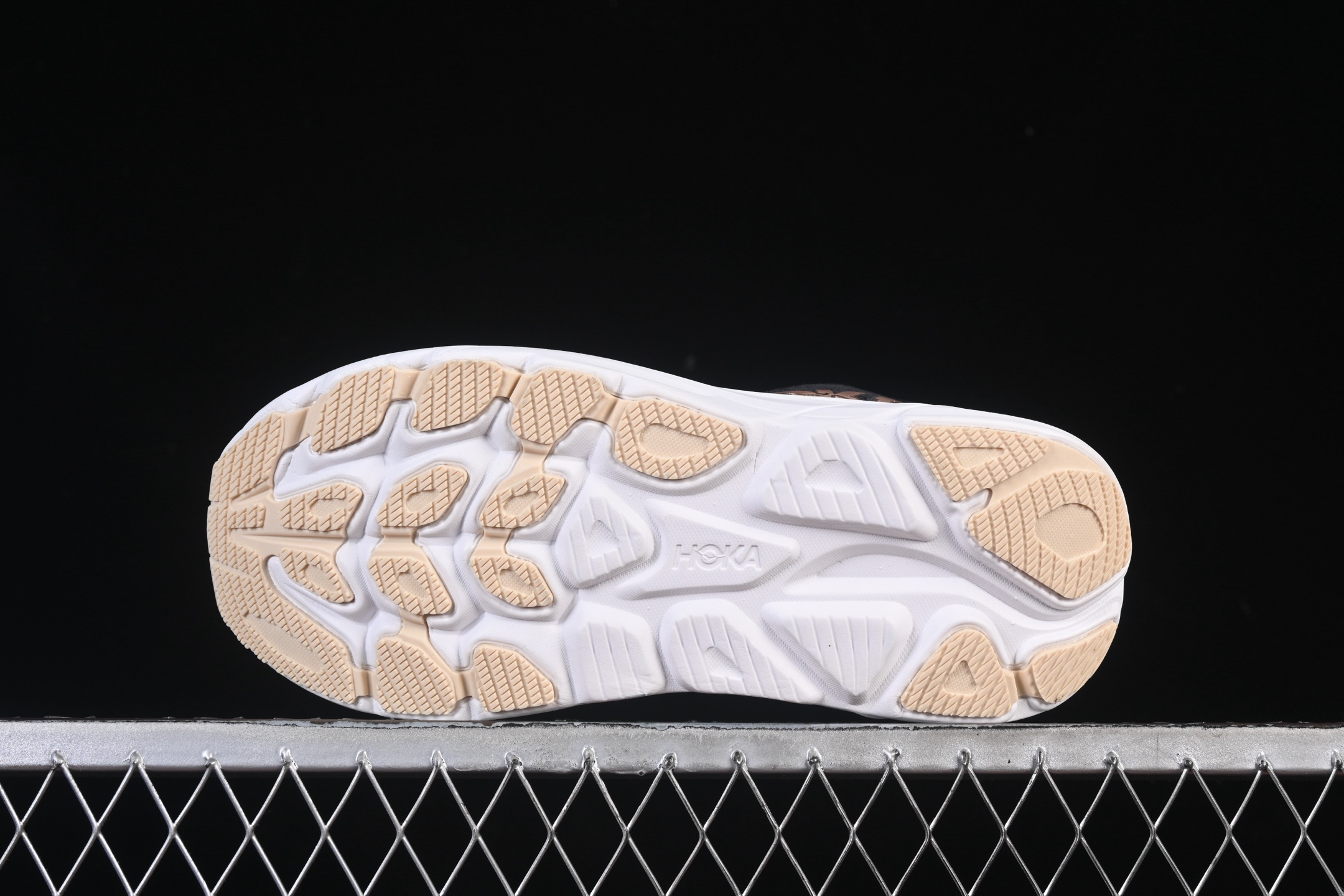 💰220纯原
 HOKA ONE ONE CLIFTON 10 克里夫顿系列 轻盈透气的针织网面跑鞋 1162031 BRGL
#增强鞋面的强度和支撑性能 搭配柔软的鞋舌 让双脚在舒适包裹中跑的更加畅快 全新泡棉中底 柔软的同时增强回弹性能 为不同跑者提供更平稳流畅的脚感 带来全面的缓冲保护 根据人体工程学设计的延长拉襟 后跟处弹软的海绵填充舒适固定 避免掉跟和摩擦
尺码：36 36.5 37 38 38.5 39 40 40.5 41 42 42.5 43 44 45 B.D4