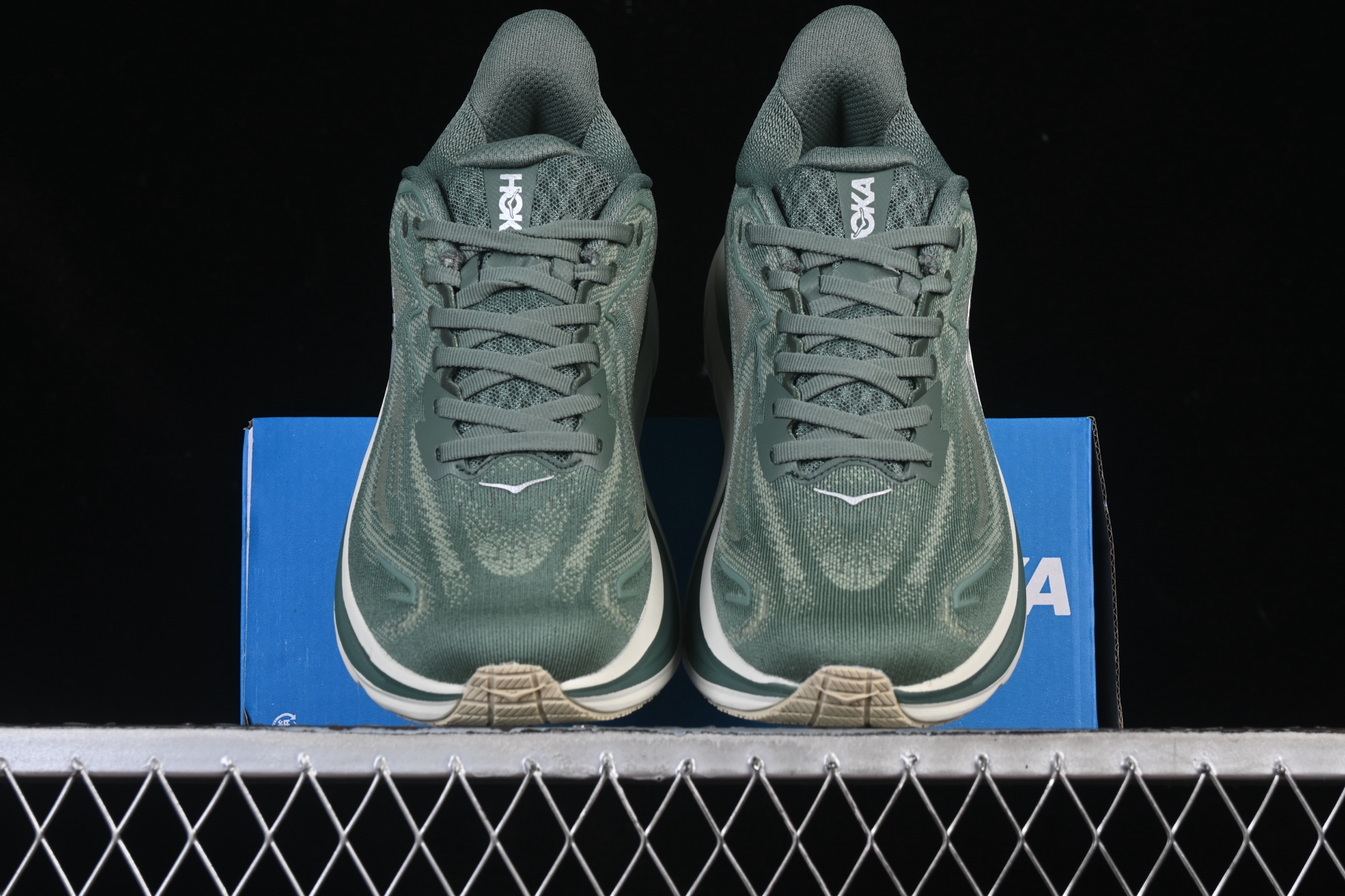 💰220纯原
 HOKA ONE ONE CLIFTON 10 克里夫顿系列 轻盈透气的针织网面跑鞋 1162030 FFF
#增强鞋面的强度和支撑性能 搭配柔软的鞋舌 让双脚在舒适包裹中跑的更加畅快 全新泡棉中底 柔软的同时增强回弹性能 为不同跑者提供更平稳流畅的脚感 带来全面的缓冲保护 根据人体工程学设计的延长拉襟 后跟处弹软的海绵填充舒适固定 避免掉跟和摩擦
尺码：36 36.5 37 38 38.5 39 40 40.5 41 42 42.5 43 44 45 B.D4