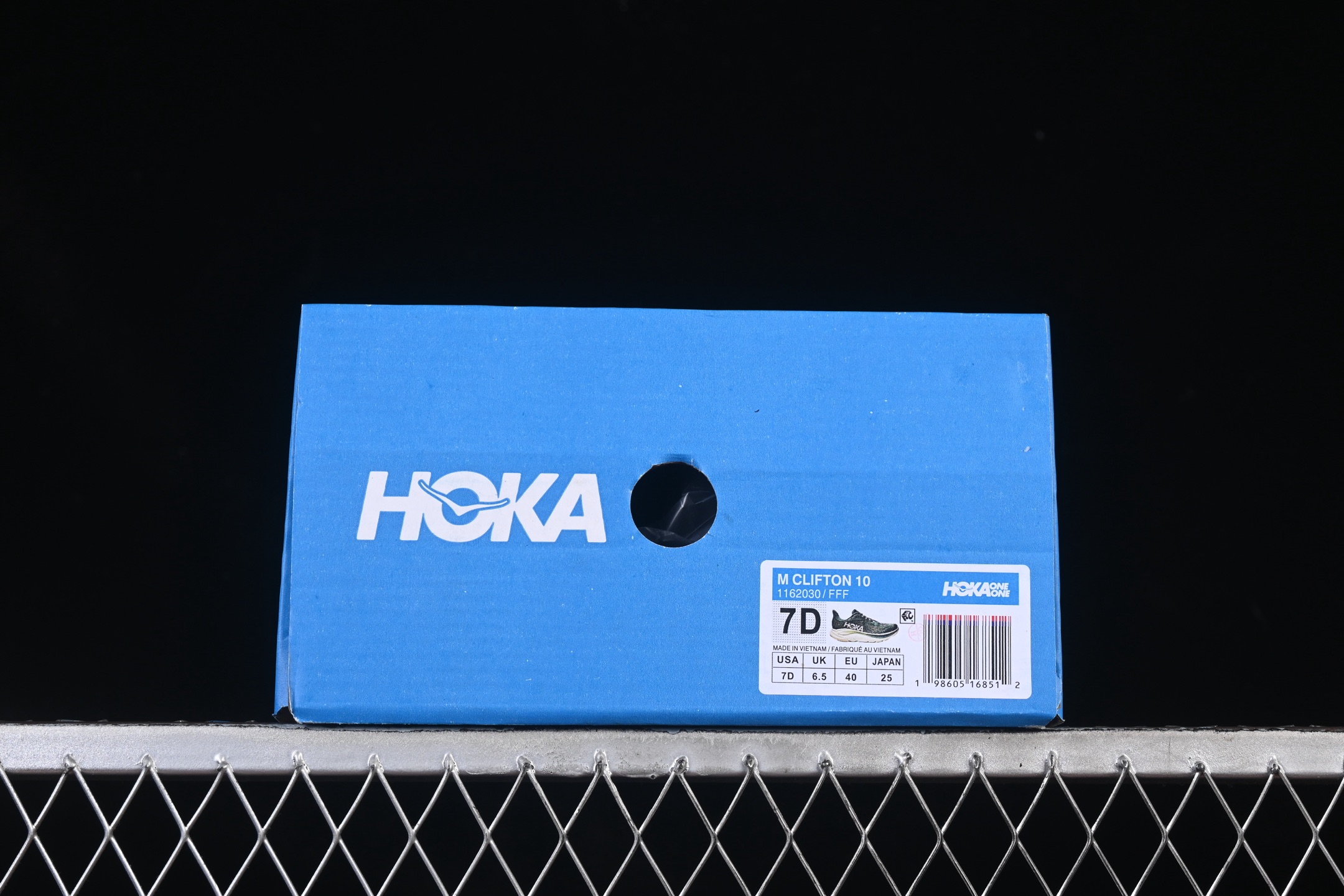 💰220纯原
 HOKA ONE ONE CLIFTON 10 克里夫顿系列 轻盈透气的针织网面跑鞋 1162030 FFF
#增强鞋面的强度和支撑性能 搭配柔软的鞋舌 让双脚在舒适包裹中跑的更加畅快 全新泡棉中底 柔软的同时增强回弹性能 为不同跑者提供更平稳流畅的脚感 带来全面的缓冲保护 根据人体工程学设计的延长拉襟 后跟处弹软的海绵填充舒适固定 避免掉跟和摩擦
尺码：36 36.5 37 38 38.5 39 40 40.5 41 42 42.5 43 44 45 B.D4