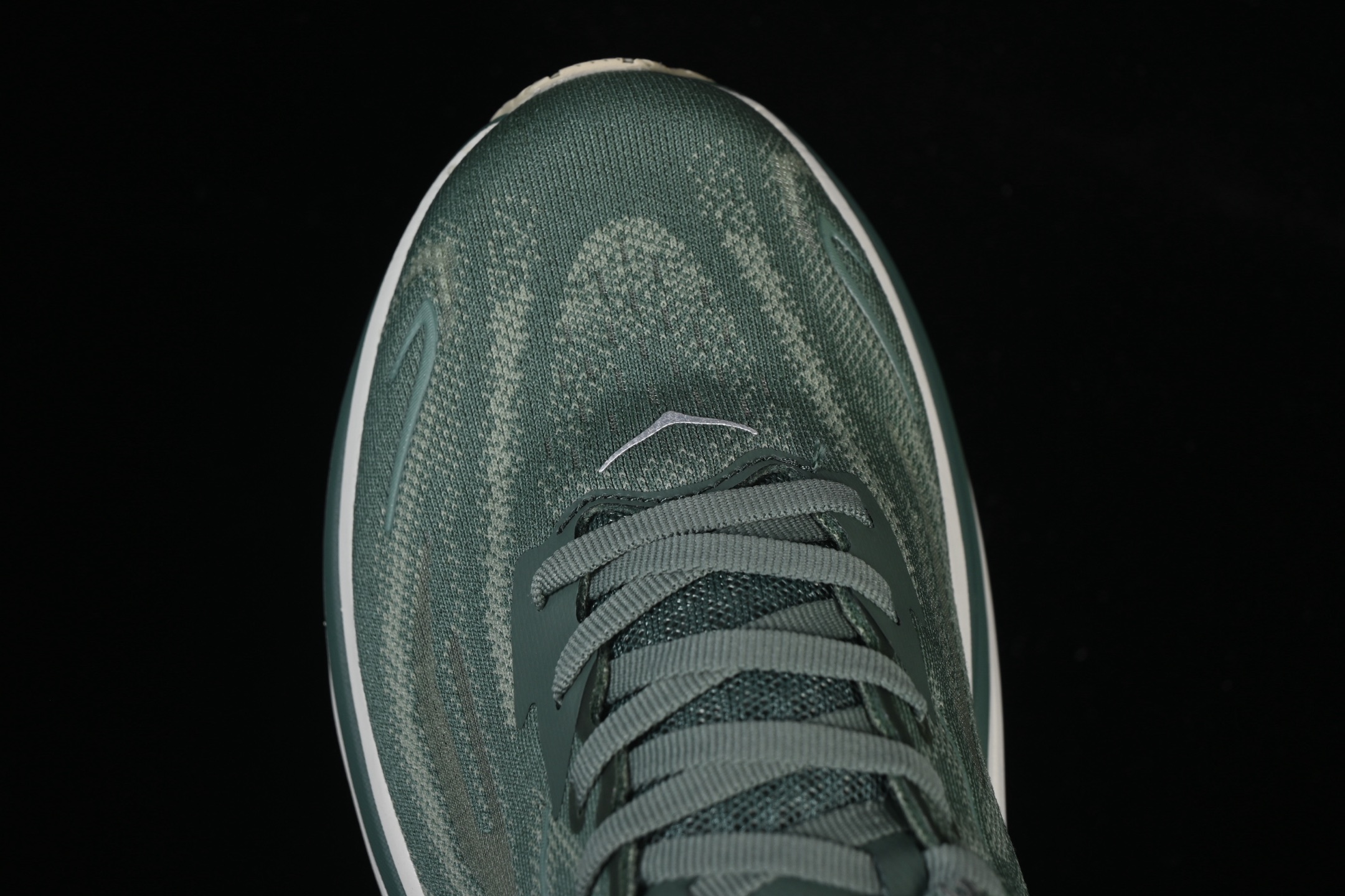 💰220纯原
 HOKA ONE ONE CLIFTON 10 克里夫顿系列 轻盈透气的针织网面跑鞋 1162030 FFF
#增强鞋面的强度和支撑性能 搭配柔软的鞋舌 让双脚在舒适包裹中跑的更加畅快 全新泡棉中底 柔软的同时增强回弹性能 为不同跑者提供更平稳流畅的脚感 带来全面的缓冲保护 根据人体工程学设计的延长拉襟 后跟处弹软的海绵填充舒适固定 避免掉跟和摩擦
尺码：36 36.5 37 38 38.5 39 40 40.5 41 42 42.5 43 44 45 B.D4