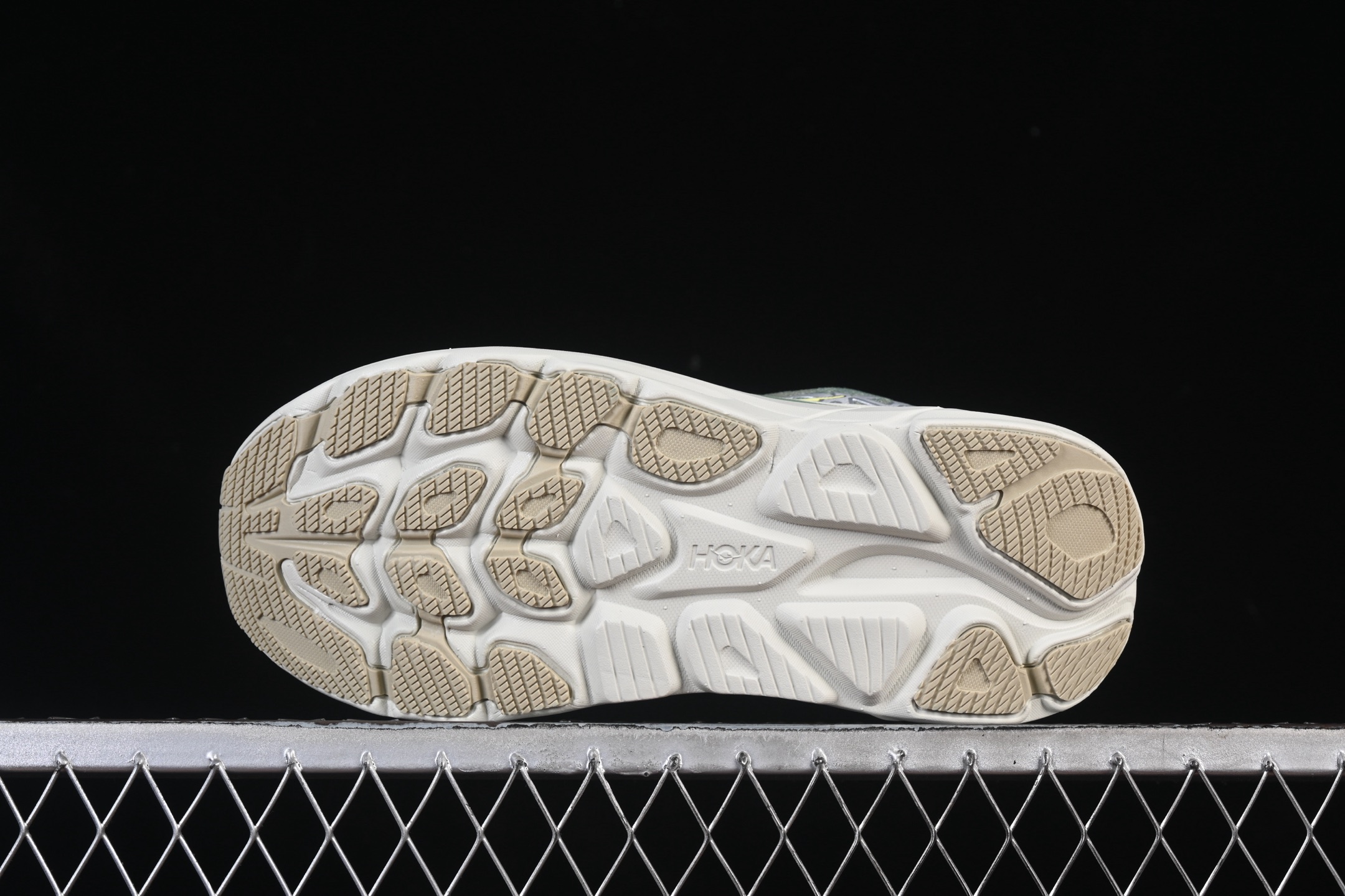 💰220纯原
 HOKA ONE ONE CLIFTON 10 克里夫顿系列 轻盈透气的针织网面跑鞋 1162030 FFF
#增强鞋面的强度和支撑性能 搭配柔软的鞋舌 让双脚在舒适包裹中跑的更加畅快 全新泡棉中底 柔软的同时增强回弹性能 为不同跑者提供更平稳流畅的脚感 带来全面的缓冲保护 根据人体工程学设计的延长拉襟 后跟处弹软的海绵填充舒适固定 避免掉跟和摩擦
尺码：36 36.5 37 38 38.5 39 40 40.5 41 42 42.5 43 44 45 B.D4