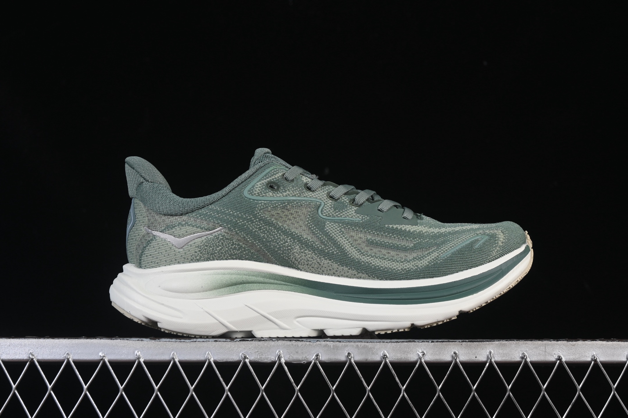 💰220纯原
 HOKA ONE ONE CLIFTON 10 克里夫顿系列 轻盈透气的针织网面跑鞋 1162030 FFF
#增强鞋面的强度和支撑性能 搭配柔软的鞋舌 让双脚在舒适包裹中跑的更加畅快 全新泡棉中底 柔软的同时增强回弹性能 为不同跑者提供更平稳流畅的脚感 带来全面的缓冲保护 根据人体工程学设计的延长拉襟 后跟处弹软的海绵填充舒适固定 避免掉跟和摩擦
尺码：36 36.5 37 38 38.5 39 40 40.5 41 42 42.5 43 44 45 B.D4