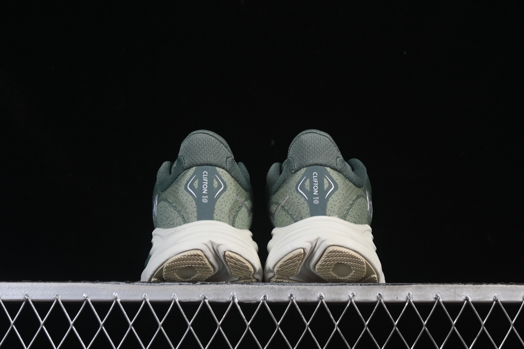 💰220纯原
 HOKA ONE ONE CLIFTON 10 克里夫顿系列 轻盈透气的针织网面跑鞋 1162030 FFF
#增强鞋面的强度和支撑性能 搭配柔软的鞋舌 让双脚在舒适包裹中跑的更加畅快 全新泡棉中底 柔软的同时增强回弹性能 为不同跑者提供更平稳流畅的脚感 带来全面的缓冲保护 根据人体工程学设计的延长拉襟 后跟处弹软的海绵填充舒适固定 避免掉跟和摩擦
尺码：36 36.5 37 38 38.5 39 40 40.5 41 42 42.5 43 44 45 B.D4