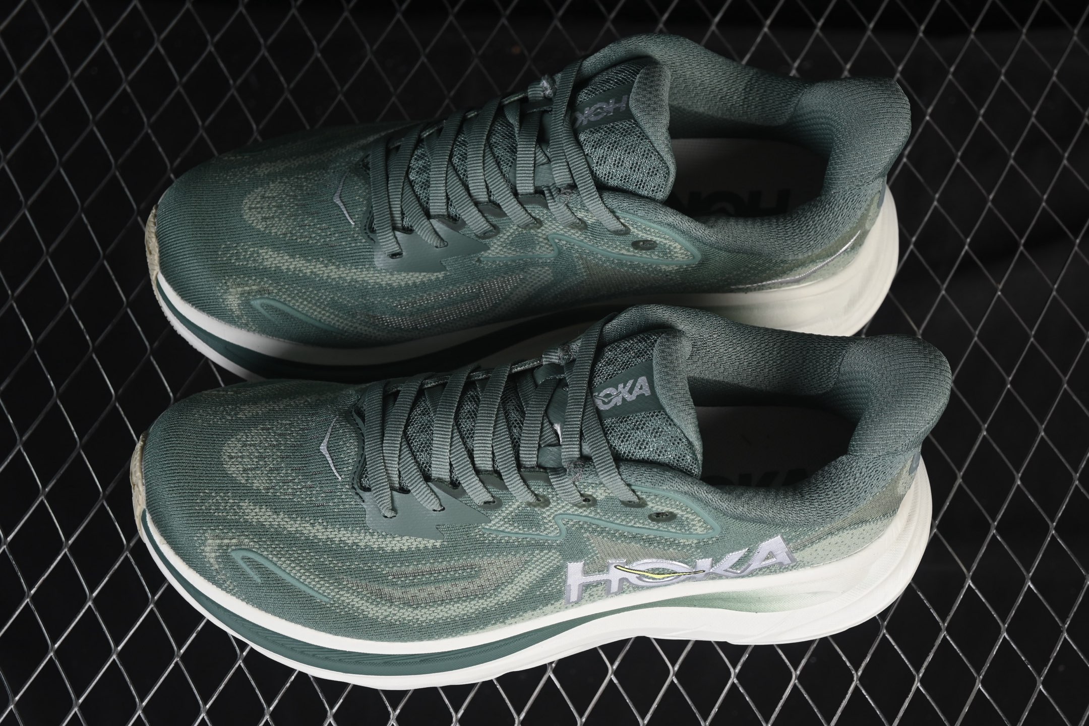 💰220纯原
 HOKA ONE ONE CLIFTON 10 克里夫顿系列 轻盈透气的针织网面跑鞋 1162030 FFF
#增强鞋面的强度和支撑性能 搭配柔软的鞋舌 让双脚在舒适包裹中跑的更加畅快 全新泡棉中底 柔软的同时增强回弹性能 为不同跑者提供更平稳流畅的脚感 带来全面的缓冲保护 根据人体工程学设计的延长拉襟 后跟处弹软的海绵填充舒适固定 避免掉跟和摩擦
尺码：36 36.5 37 38 38.5 39 40 40.5 41 42 42.5 43 44 45 B.D4