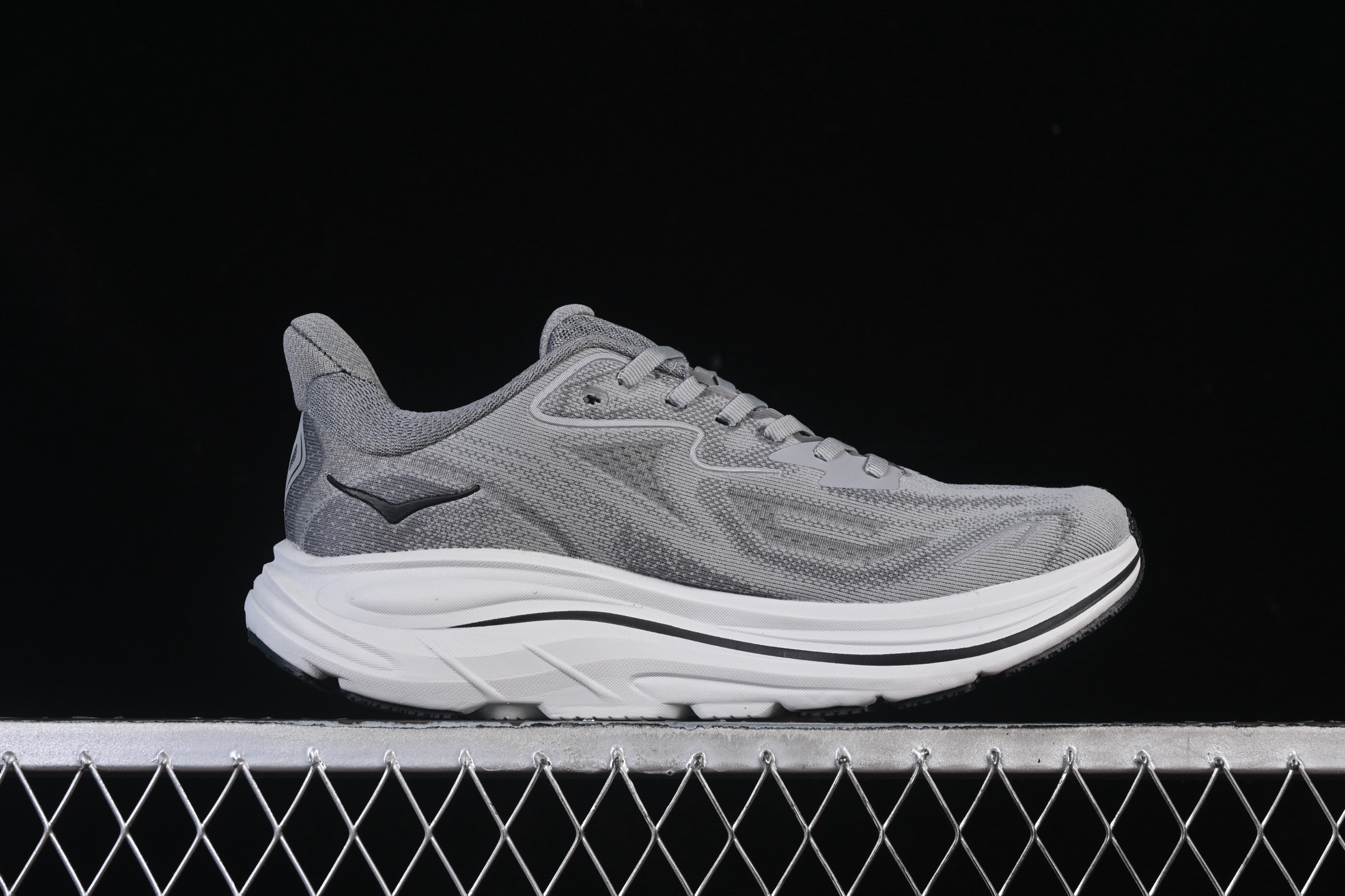 💰220纯原
HOKA ONE ONE CLIFTON 10 克里夫顿系列 轻盈透气的针织网面跑鞋 1162030 GYST
#增强鞋面的强度和支撑性能 搭配柔软的鞋舌 让双脚在舒适包裹中跑的更加畅快 全新泡棉中底 柔软的同时增强回弹性能 为不同跑者提供更平稳流畅的脚感 带来全面的缓冲保护 根据人体工程学设计的延长拉襟 后跟处弹软的海绵填充舒适固定 避免掉跟和摩擦
尺码：36 36.5 37 38 38.5 39 40 40.5 41 42 42.5 43 44 45 B.D4