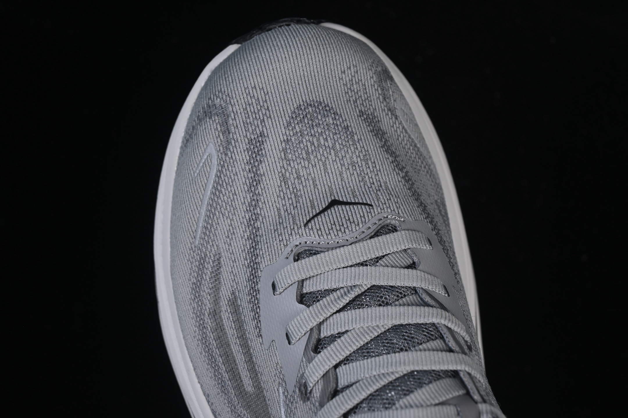 💰220纯原
HOKA ONE ONE CLIFTON 10 克里夫顿系列 轻盈透气的针织网面跑鞋 1162030 GYST
#增强鞋面的强度和支撑性能 搭配柔软的鞋舌 让双脚在舒适包裹中跑的更加畅快 全新泡棉中底 柔软的同时增强回弹性能 为不同跑者提供更平稳流畅的脚感 带来全面的缓冲保护 根据人体工程学设计的延长拉襟 后跟处弹软的海绵填充舒适固定 避免掉跟和摩擦
尺码：36 36.5 37 38 38.5 39 40 40.5 41 42 42.5 43 44 45 B.D4