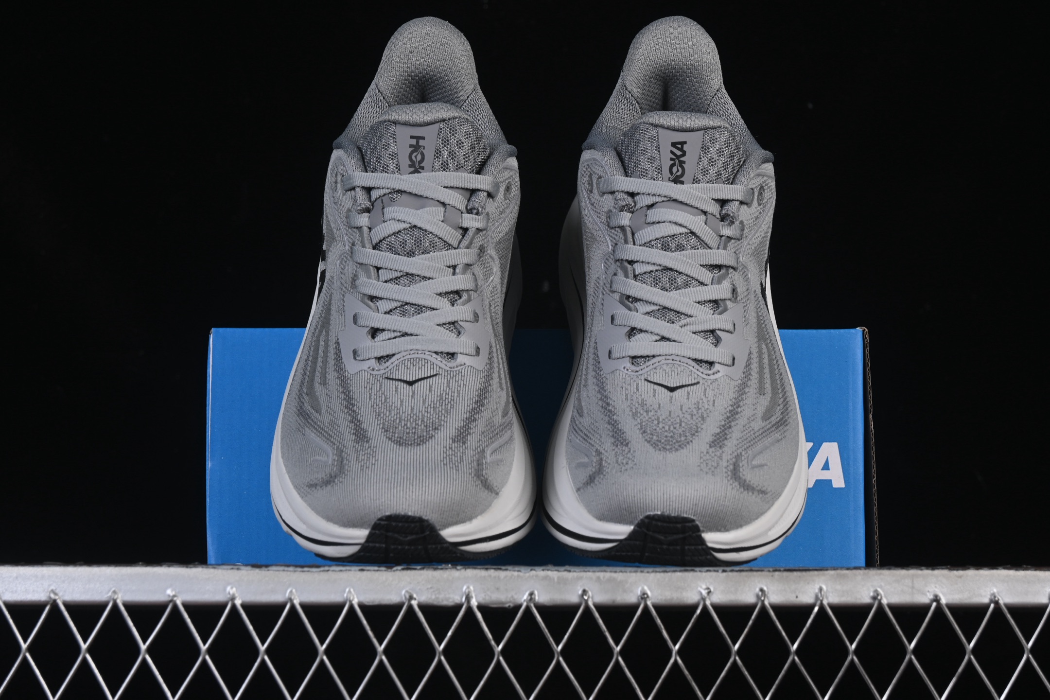 💰220纯原
HOKA ONE ONE CLIFTON 10 克里夫顿系列 轻盈透气的针织网面跑鞋 1162030 GYST
#增强鞋面的强度和支撑性能 搭配柔软的鞋舌 让双脚在舒适包裹中跑的更加畅快 全新泡棉中底 柔软的同时增强回弹性能 为不同跑者提供更平稳流畅的脚感 带来全面的缓冲保护 根据人体工程学设计的延长拉襟 后跟处弹软的海绵填充舒适固定 避免掉跟和摩擦
尺码：36 36.5 37 38 38.5 39 40 40.5 41 42 42.5 43 44 45 B.D4