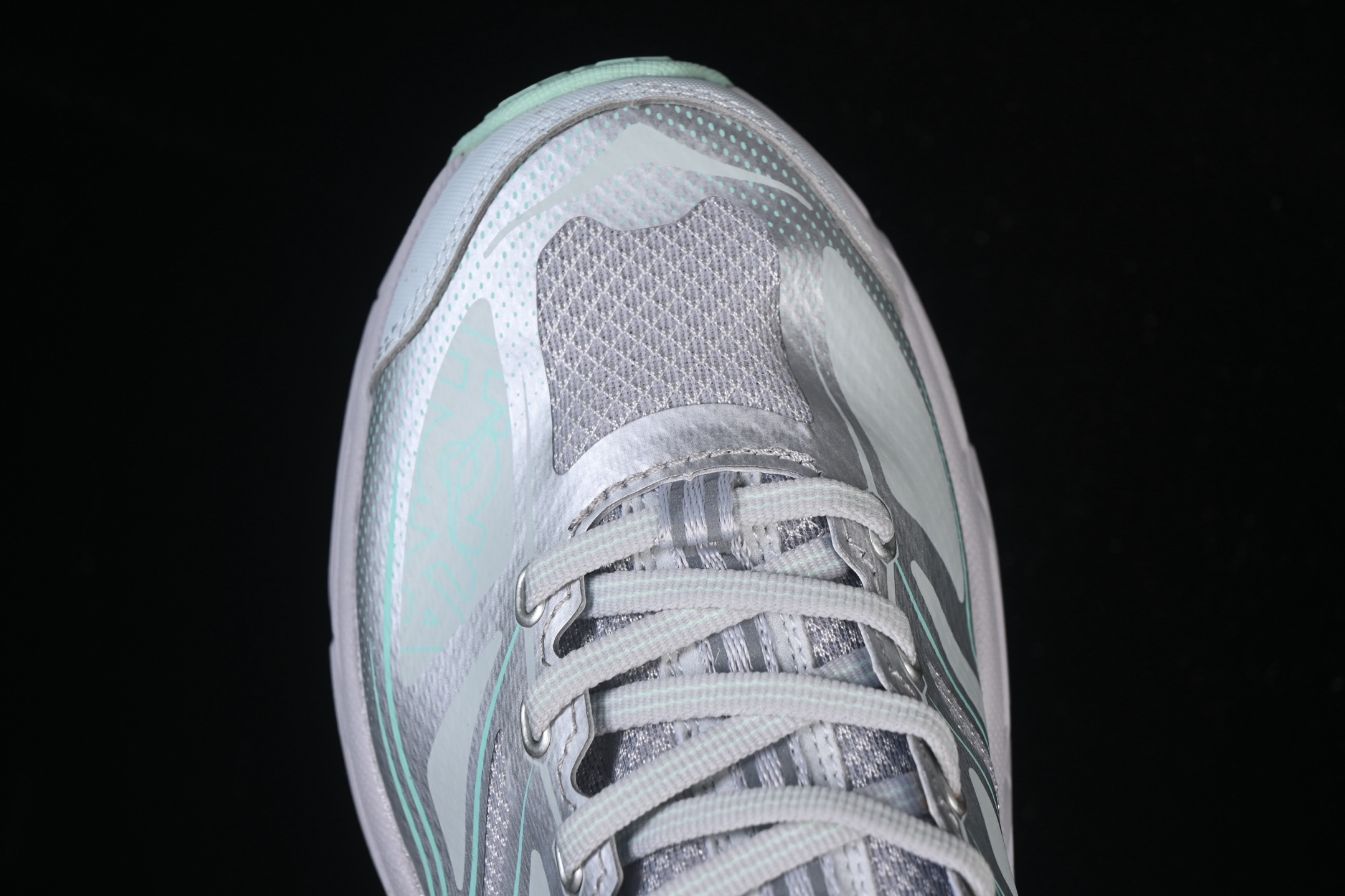 💰240纯原
 Hoka Mafate Speed 2 马法特二代超轻厚底轻量山地跑步鞋 1126851 MHMS
#轻量化材料Fresh Foam。超轻量中底全部用料过3C认证！ 滚动平衡科技减少33%能量消耗 ！第二代Mafate更是延续精髓设计，并调整了整体的鞋型，修身的鞋型，更加灵巧的感觉一下子来了。外底韧弹感十足的EVA泡绵，结合Vibram橡胶大底，性能稳定输出，无论是平时穿着还是在潮湿的梅雨季节跑步，都是非常优秀的搭配。
尺码：36 36.5 37 38 38.5 39 40 40.5 41 42 42.5 43 44 45 X.D4