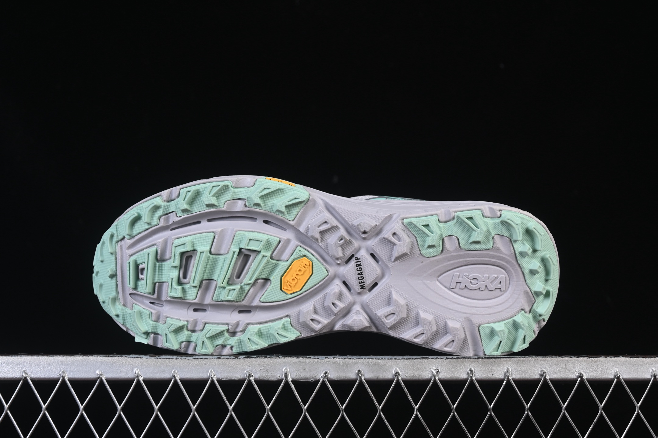 💰240纯原
 Hoka Mafate Speed 2 马法特二代超轻厚底轻量山地跑步鞋 1126851 MHMS
#轻量化材料Fresh Foam。超轻量中底全部用料过3C认证！ 滚动平衡科技减少33%能量消耗 ！第二代Mafate更是延续精髓设计，并调整了整体的鞋型，修身的鞋型，更加灵巧的感觉一下子来了。外底韧弹感十足的EVA泡绵，结合Vibram橡胶大底，性能稳定输出，无论是平时穿着还是在潮湿的梅雨季节跑步，都是非常优秀的搭配。
尺码：36 36.5 37 38 38.5 39 40 40.5 41 42 42.5 43 44 45 X.D4