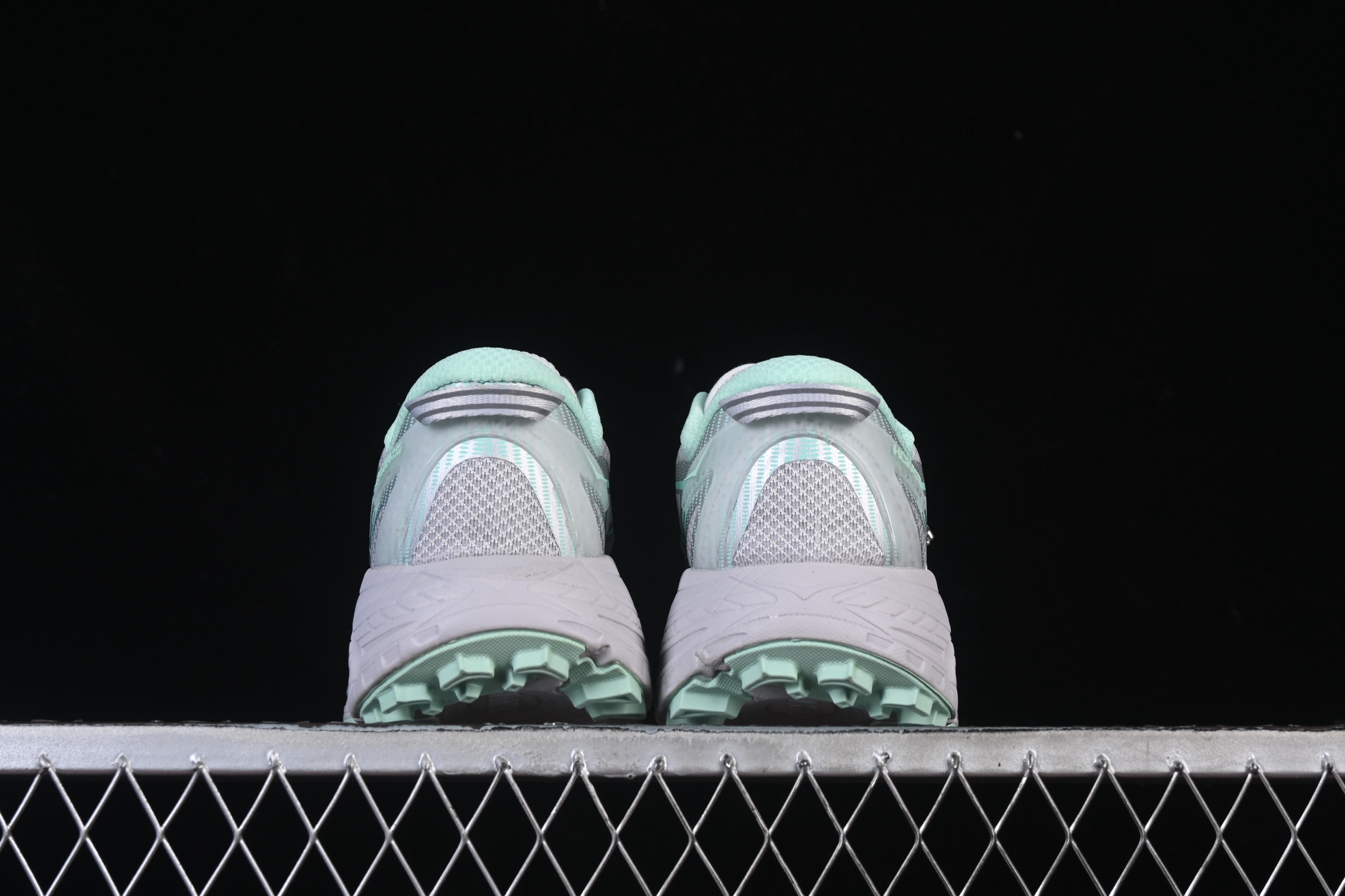 💰240纯原
 Hoka Mafate Speed 2 马法特二代超轻厚底轻量山地跑步鞋 1126851 MHMS
#轻量化材料Fresh Foam。超轻量中底全部用料过3C认证！ 滚动平衡科技减少33%能量消耗 ！第二代Mafate更是延续精髓设计，并调整了整体的鞋型，修身的鞋型，更加灵巧的感觉一下子来了。外底韧弹感十足的EVA泡绵，结合Vibram橡胶大底，性能稳定输出，无论是平时穿着还是在潮湿的梅雨季节跑步，都是非常优秀的搭配。
尺码：36 36.5 37 38 38.5 39 40 40.5 41 42 42.5 43 44 45 X.D4