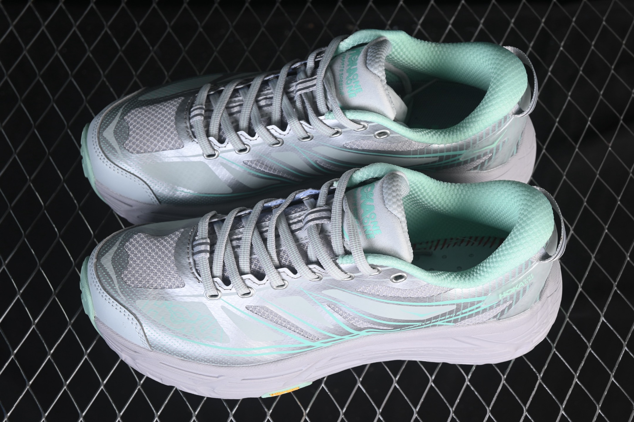 💰240纯原
 Hoka Mafate Speed 2 马法特二代超轻厚底轻量山地跑步鞋 1126851 MHMS
#轻量化材料Fresh Foam。超轻量中底全部用料过3C认证！ 滚动平衡科技减少33%能量消耗 ！第二代Mafate更是延续精髓设计，并调整了整体的鞋型，修身的鞋型，更加灵巧的感觉一下子来了。外底韧弹感十足的EVA泡绵，结合Vibram橡胶大底，性能稳定输出，无论是平时穿着还是在潮湿的梅雨季节跑步，都是非常优秀的搭配。
尺码：36 36.5 37 38 38.5 39 40 40.5 41 42 42.5 43 44 45 X.D4