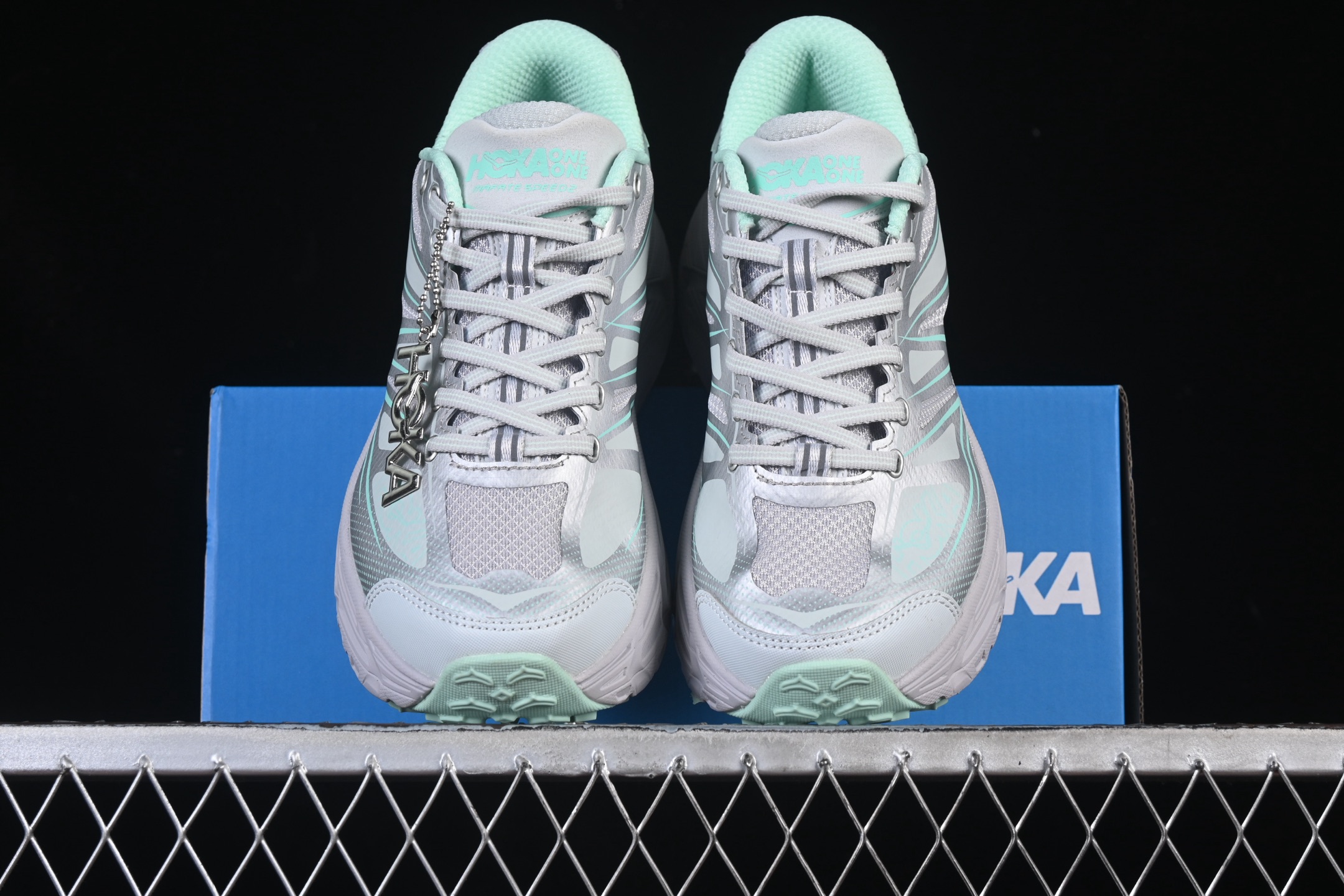 💰240纯原
 Hoka Mafate Speed 2 马法特二代超轻厚底轻量山地跑步鞋 1126851 MHMS
#轻量化材料Fresh Foam。超轻量中底全部用料过3C认证！ 滚动平衡科技减少33%能量消耗 ！第二代Mafate更是延续精髓设计，并调整了整体的鞋型，修身的鞋型，更加灵巧的感觉一下子来了。外底韧弹感十足的EVA泡绵，结合Vibram橡胶大底，性能稳定输出，无论是平时穿着还是在潮湿的梅雨季节跑步，都是非常优秀的搭配。
尺码：36 36.5 37 38 38.5 39 40 40.5 41 42 42.5 43 44 45 X.D4