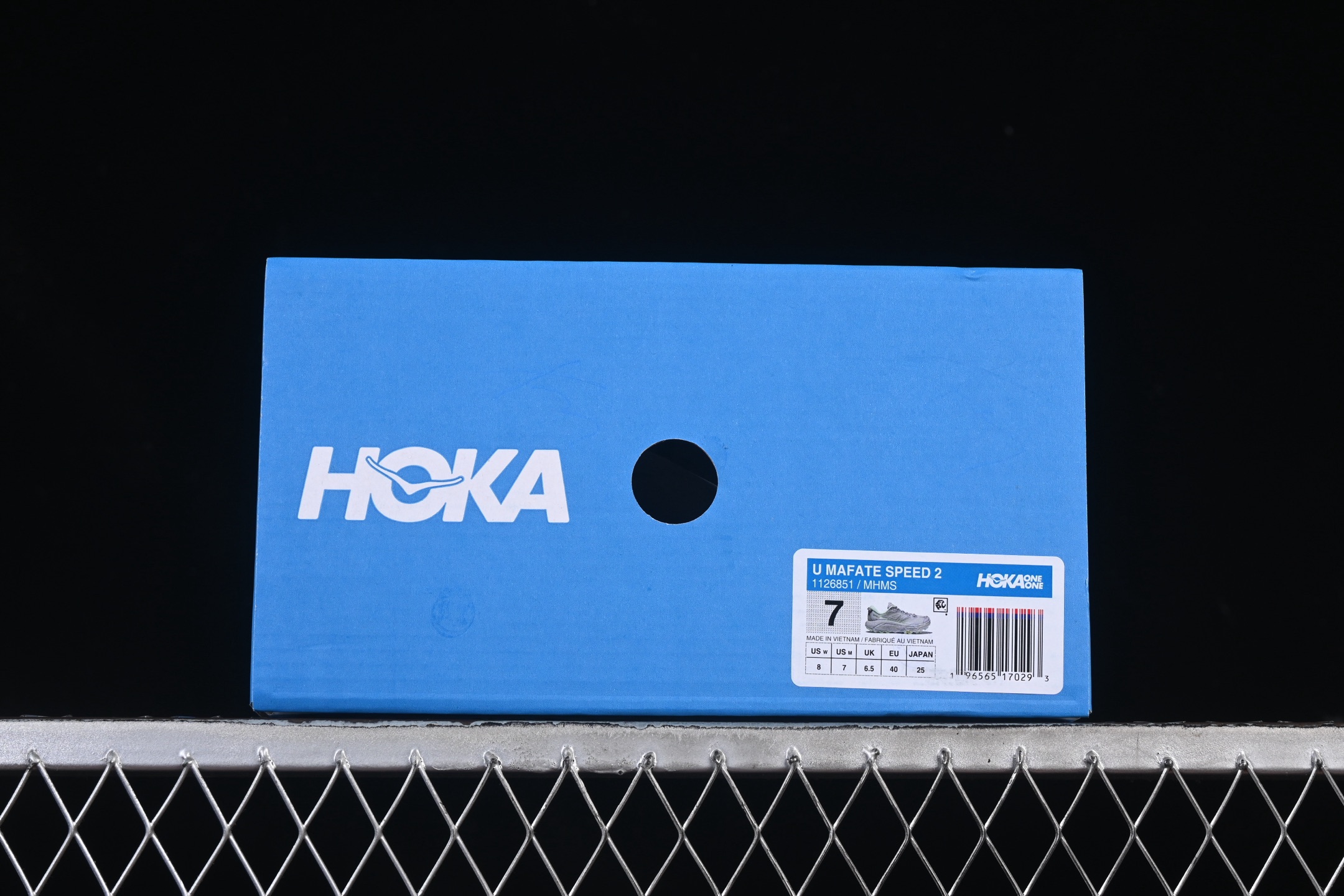 💰240纯原
 Hoka Mafate Speed 2 马法特二代超轻厚底轻量山地跑步鞋 1126851 MHMS
#轻量化材料Fresh Foam。超轻量中底全部用料过3C认证！ 滚动平衡科技减少33%能量消耗 ！第二代Mafate更是延续精髓设计，并调整了整体的鞋型，修身的鞋型，更加灵巧的感觉一下子来了。外底韧弹感十足的EVA泡绵，结合Vibram橡胶大底，性能稳定输出，无论是平时穿着还是在潮湿的梅雨季节跑步，都是非常优秀的搭配。
尺码：36 36.5 37 38 38.5 39 40 40.5 41 42 42.5 43 44 45 X.D4