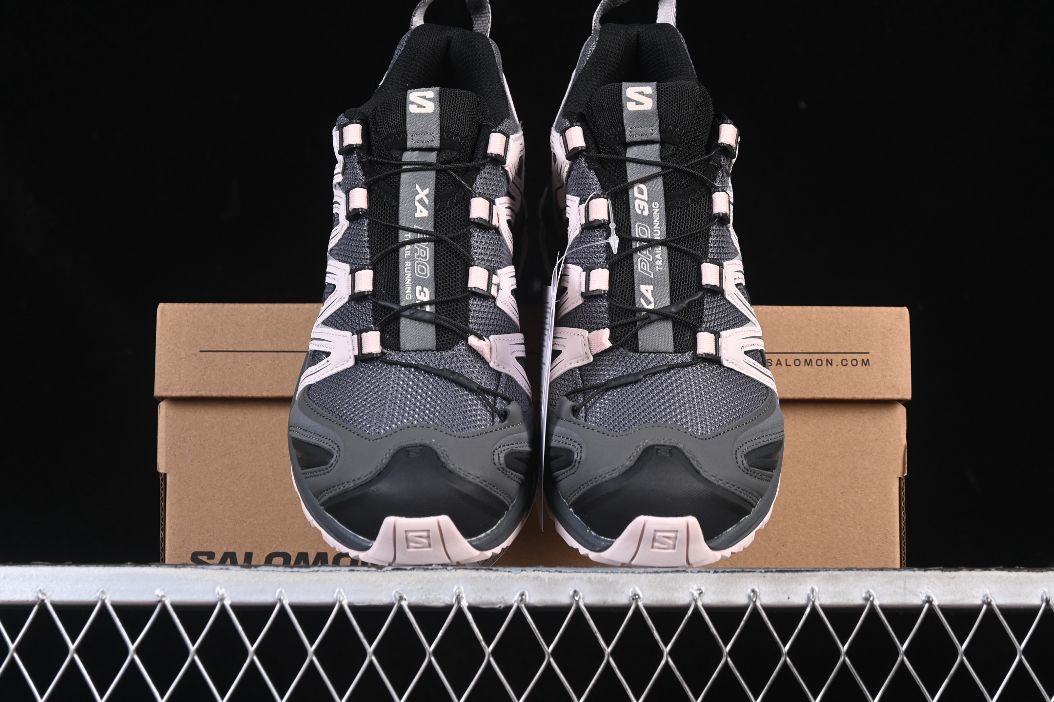 💰360纯原
 Salomon XA PRO 3D 萨洛蒙户外越野跑鞋 491841-23
#鞋面采用SENSIFIT贴合技术 全方位贴合包裹脚型 鞋跟部鞋底牵引设计 提供强大的抓地性能 更适应野外崎岖不平的道路 其3D ADVANCED CHASSIS底盘 材料轻量大化 钉齿设计更具稳定性、防护性 鞋底易磨损区运用CONTAGRIP高耐磨材料 应对城市硬质路面长距离跑考验
尺码：36 36.5 37 38 38.5 39 40 40.5 41 42 42.5 43 44 44.5 45 46 HCD4