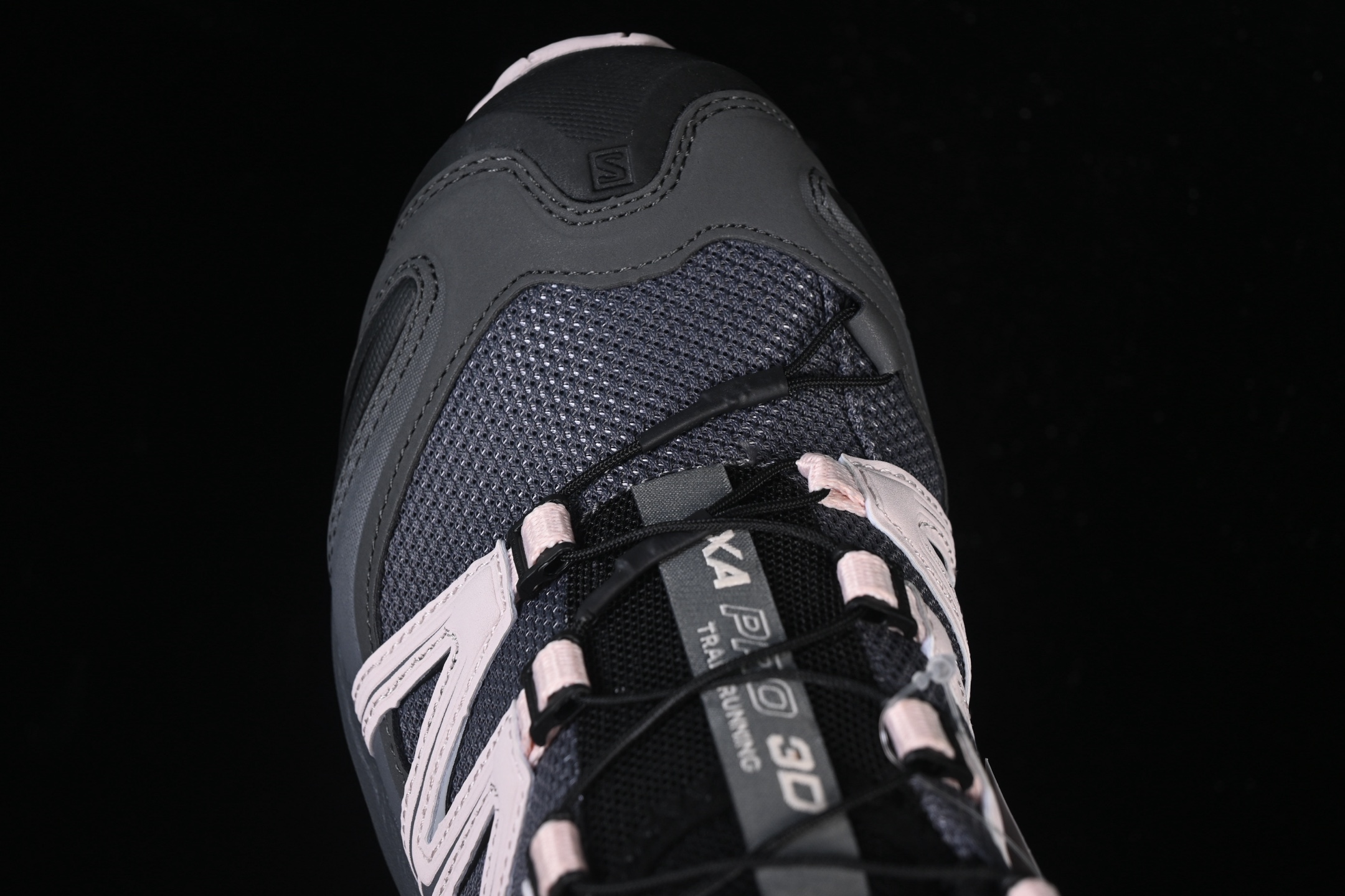 💰360纯原
 Salomon XA PRO 3D 萨洛蒙户外越野跑鞋 491841-23
#鞋面采用SENSIFIT贴合技术 全方位贴合包裹脚型 鞋跟部鞋底牵引设计 提供强大的抓地性能 更适应野外崎岖不平的道路 其3D ADVANCED CHASSIS底盘 材料轻量大化 钉齿设计更具稳定性、防护性 鞋底易磨损区运用CONTAGRIP高耐磨材料 应对城市硬质路面长距离跑考验
尺码：36 36.5 37 38 38.5 39 40 40.5 41 42 42.5 43 44 44.5 45 46 HCD4