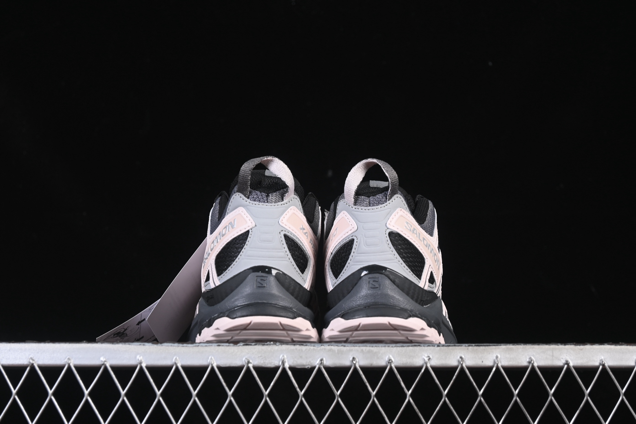 💰360纯原
 Salomon XA PRO 3D 萨洛蒙户外越野跑鞋 491841-23
#鞋面采用SENSIFIT贴合技术 全方位贴合包裹脚型 鞋跟部鞋底牵引设计 提供强大的抓地性能 更适应野外崎岖不平的道路 其3D ADVANCED CHASSIS底盘 材料轻量大化 钉齿设计更具稳定性、防护性 鞋底易磨损区运用CONTAGRIP高耐磨材料 应对城市硬质路面长距离跑考验
尺码：36 36.5 37 38 38.5 39 40 40.5 41 42 42.5 43 44 44.5 45 46 HCD4