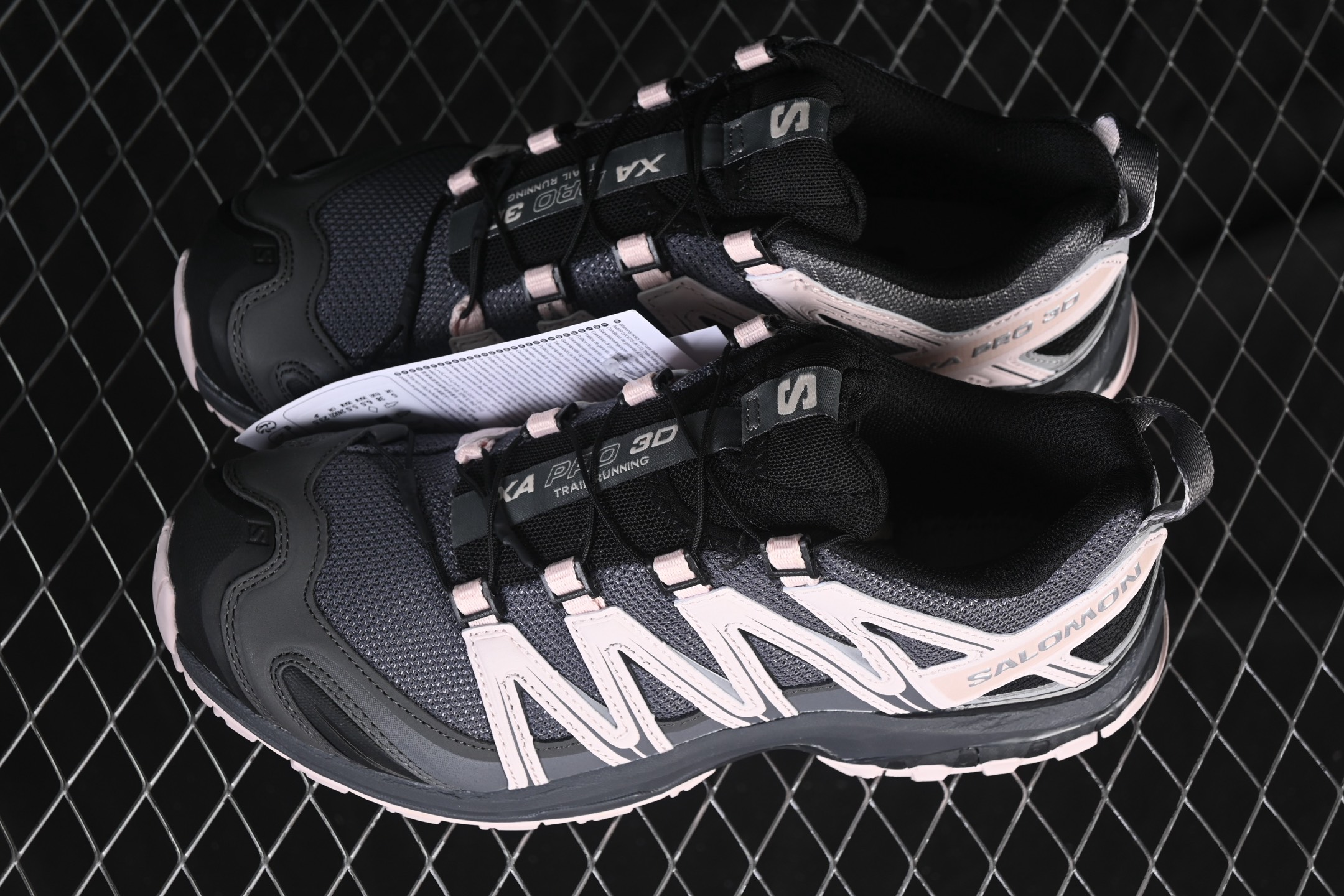 💰360纯原
 Salomon XA PRO 3D 萨洛蒙户外越野跑鞋 491841-23
#鞋面采用SENSIFIT贴合技术 全方位贴合包裹脚型 鞋跟部鞋底牵引设计 提供强大的抓地性能 更适应野外崎岖不平的道路 其3D ADVANCED CHASSIS底盘 材料轻量大化 钉齿设计更具稳定性、防护性 鞋底易磨损区运用CONTAGRIP高耐磨材料 应对城市硬质路面长距离跑考验
尺码：36 36.5 37 38 38.5 39 40 40.5 41 42 42.5 43 44 44.5 45 46 HCD4