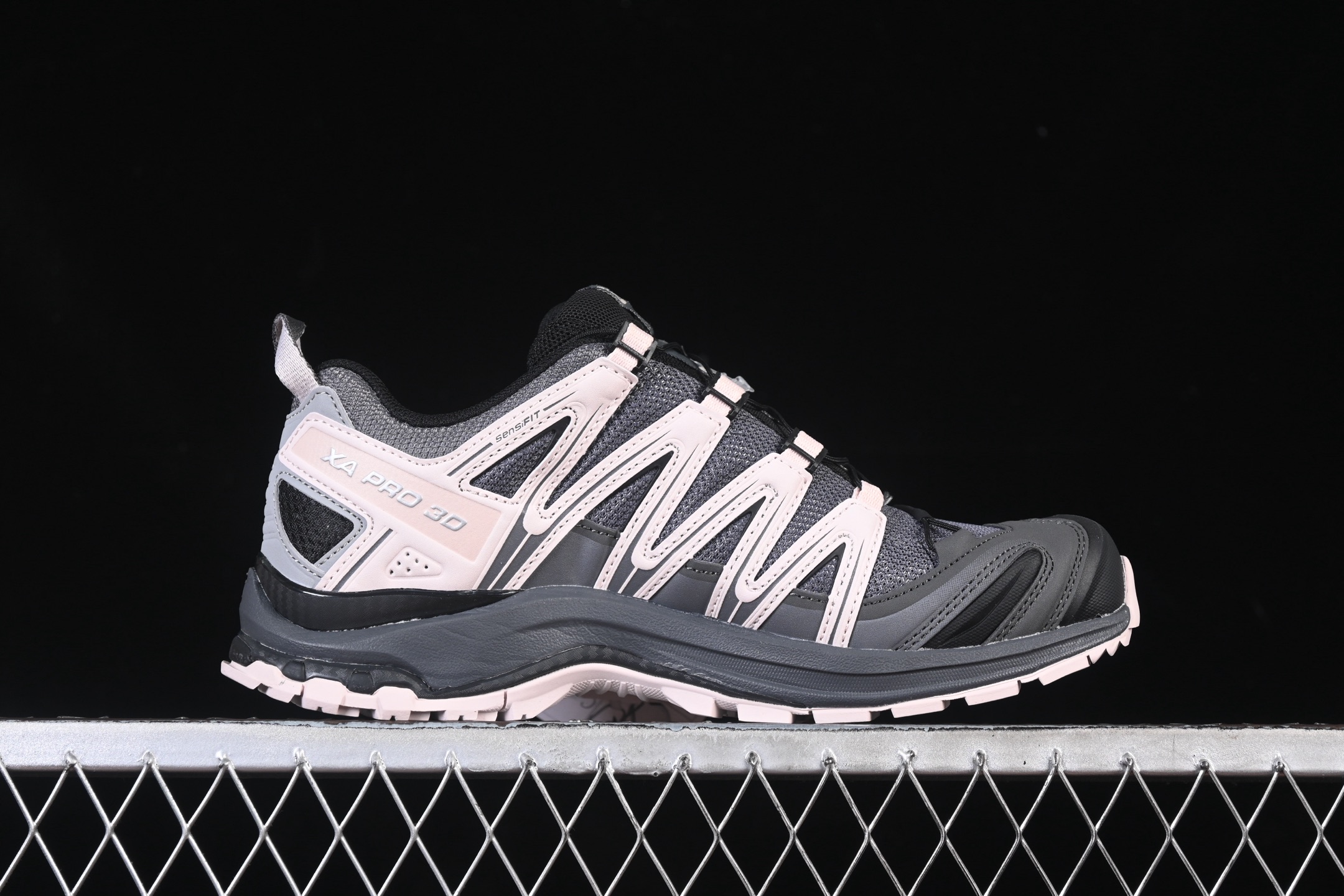 💰360纯原
 Salomon XA PRO 3D 萨洛蒙户外越野跑鞋 491841-23
#鞋面采用SENSIFIT贴合技术 全方位贴合包裹脚型 鞋跟部鞋底牵引设计 提供强大的抓地性能 更适应野外崎岖不平的道路 其3D ADVANCED CHASSIS底盘 材料轻量大化 钉齿设计更具稳定性、防护性 鞋底易磨损区运用CONTAGRIP高耐磨材料 应对城市硬质路面长距离跑考验
尺码：36 36.5 37 38 38.5 39 40 40.5 41 42 42.5 43 44 44.5 45 46 HCD4