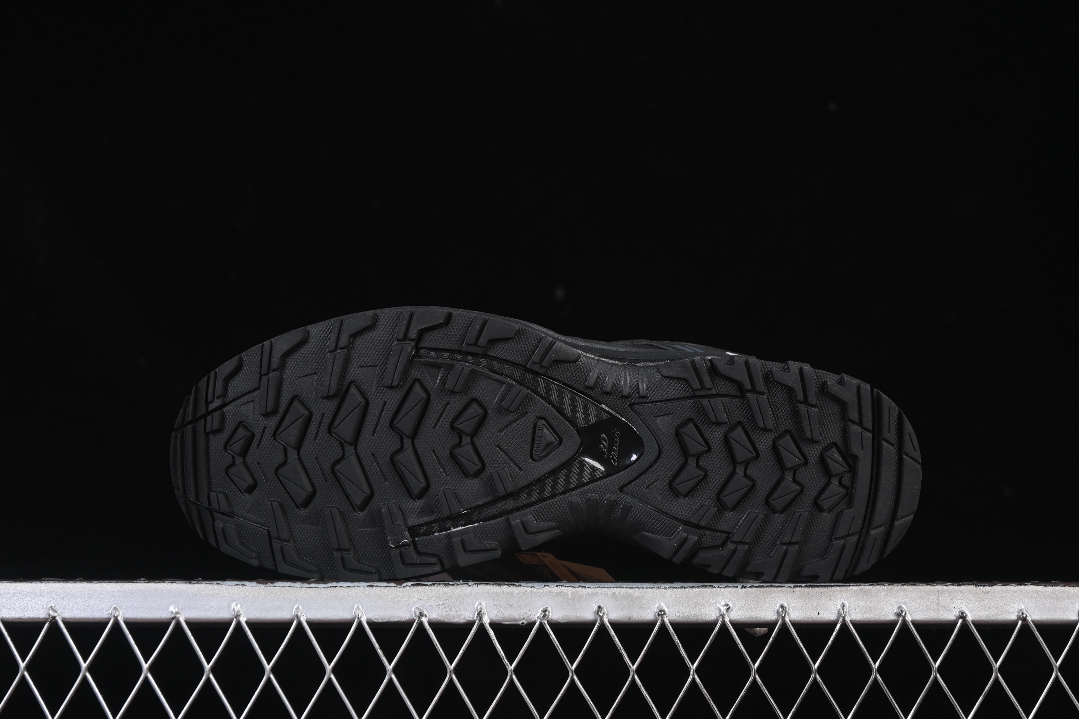 💰360纯原
 Salomon XA PRO 3D 萨洛蒙户外越野跑鞋 393322-23
#鞋面采用SENSIFIT贴合技术 全方位贴合包裹脚型 鞋跟部鞋底牵引设计 提供强大的抓地性能 更适应野外崎岖不平的道路 其3D ADVANCED CHASSIS底盘 材料轻量大化 钉齿设计更具稳定性、防护性 鞋底易磨损区运用CONTAGRIP高耐磨材料 应对城市硬质路面长距离跑考验
尺码：36 36.5 37 38 38.5 39 40 40.5 41 42 42.5 43 44 44.5 45 46 HCD4