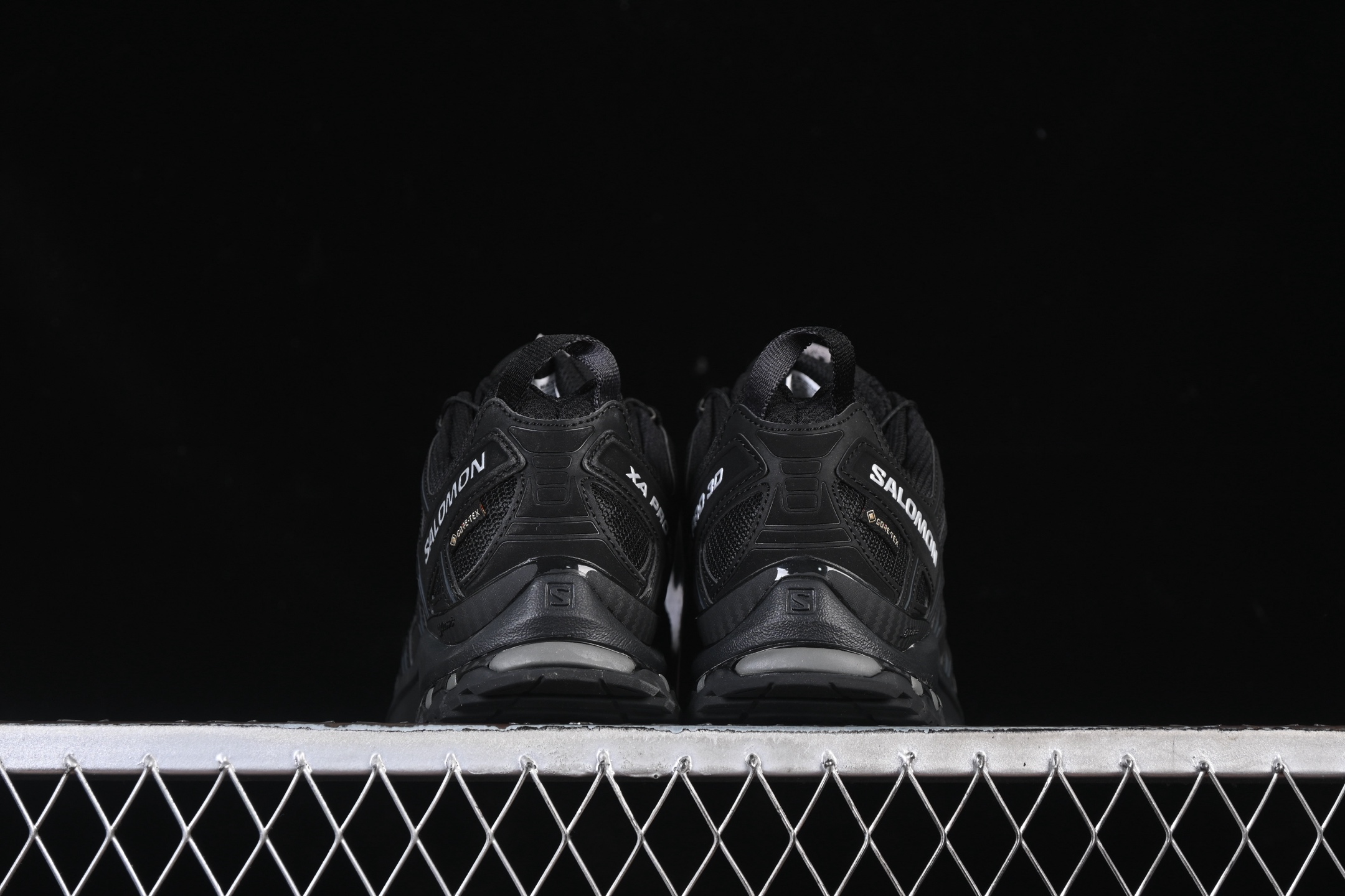 💰360纯原
 Salomon XA PRO 3D 萨洛蒙户外越野跑鞋 393322-23
#鞋面采用SENSIFIT贴合技术 全方位贴合包裹脚型 鞋跟部鞋底牵引设计 提供强大的抓地性能 更适应野外崎岖不平的道路 其3D ADVANCED CHASSIS底盘 材料轻量大化 钉齿设计更具稳定性、防护性 鞋底易磨损区运用CONTAGRIP高耐磨材料 应对城市硬质路面长距离跑考验
尺码：36 36.5 37 38 38.5 39 40 40.5 41 42 42.5 43 44 44.5 45 46 HCD4