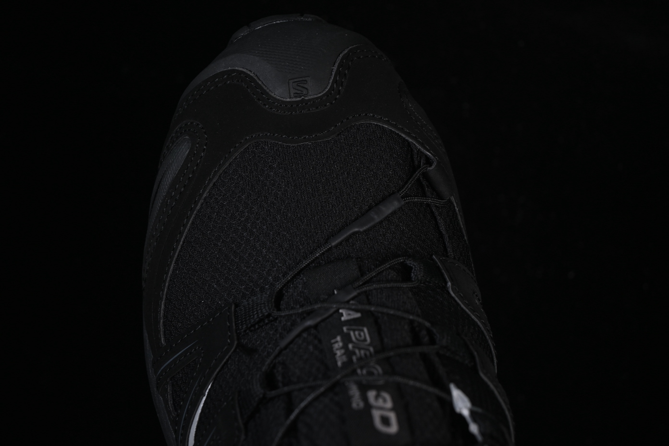 💰360纯原
 Salomon XA PRO 3D 萨洛蒙户外越野跑鞋 393322-23
#鞋面采用SENSIFIT贴合技术 全方位贴合包裹脚型 鞋跟部鞋底牵引设计 提供强大的抓地性能 更适应野外崎岖不平的道路 其3D ADVANCED CHASSIS底盘 材料轻量大化 钉齿设计更具稳定性、防护性 鞋底易磨损区运用CONTAGRIP高耐磨材料 应对城市硬质路面长距离跑考验
尺码：36 36.5 37 38 38.5 39 40 40.5 41 42 42.5 43 44 44.5 45 46 HCD4