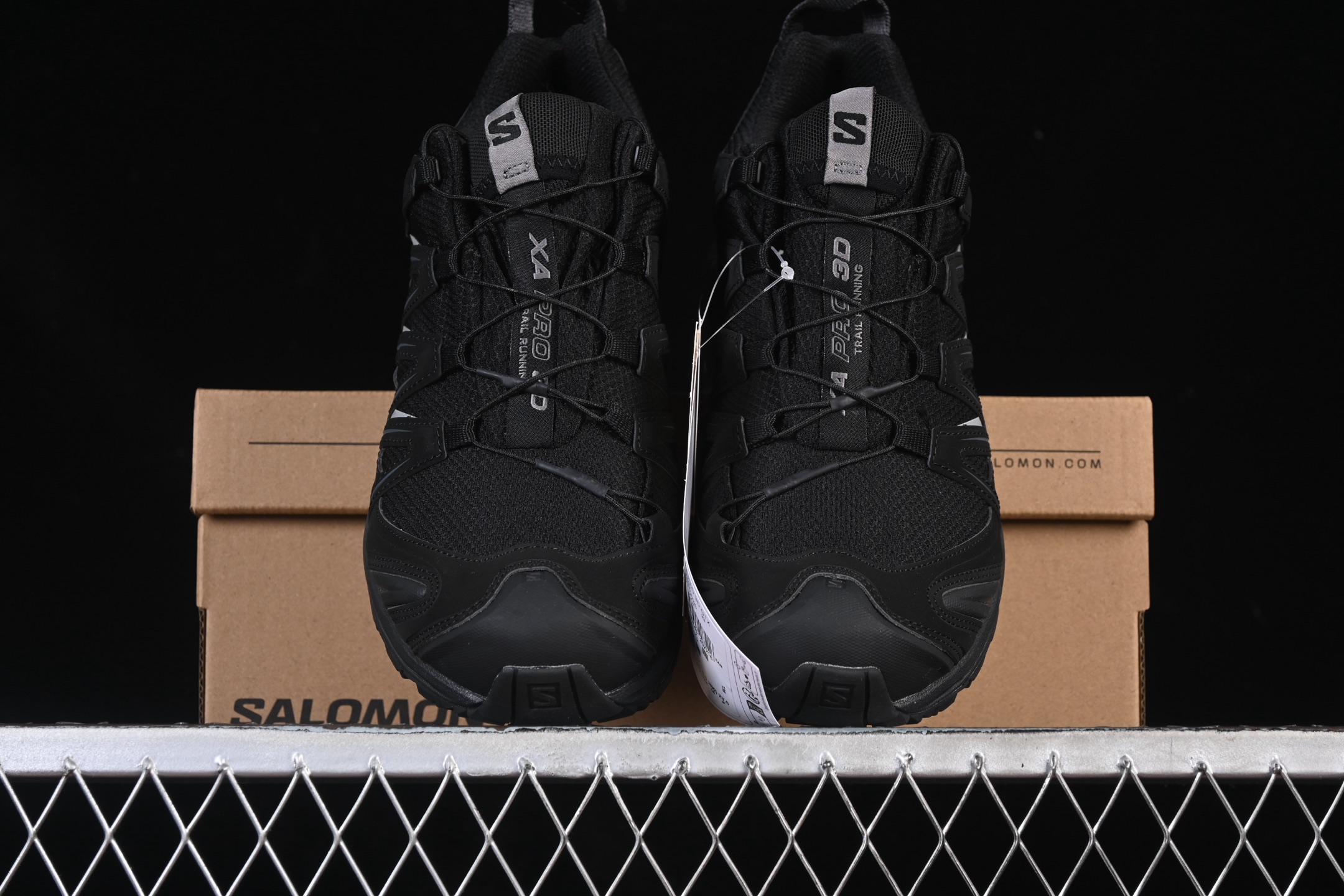 💰360纯原
 Salomon XA PRO 3D 萨洛蒙户外越野跑鞋 393322-23
#鞋面采用SENSIFIT贴合技术 全方位贴合包裹脚型 鞋跟部鞋底牵引设计 提供强大的抓地性能 更适应野外崎岖不平的道路 其3D ADVANCED CHASSIS底盘 材料轻量大化 钉齿设计更具稳定性、防护性 鞋底易磨损区运用CONTAGRIP高耐磨材料 应对城市硬质路面长距离跑考验
尺码：36 36.5 37 38 38.5 39 40 40.5 41 42 42.5 43 44 44.5 45 46 HCD4